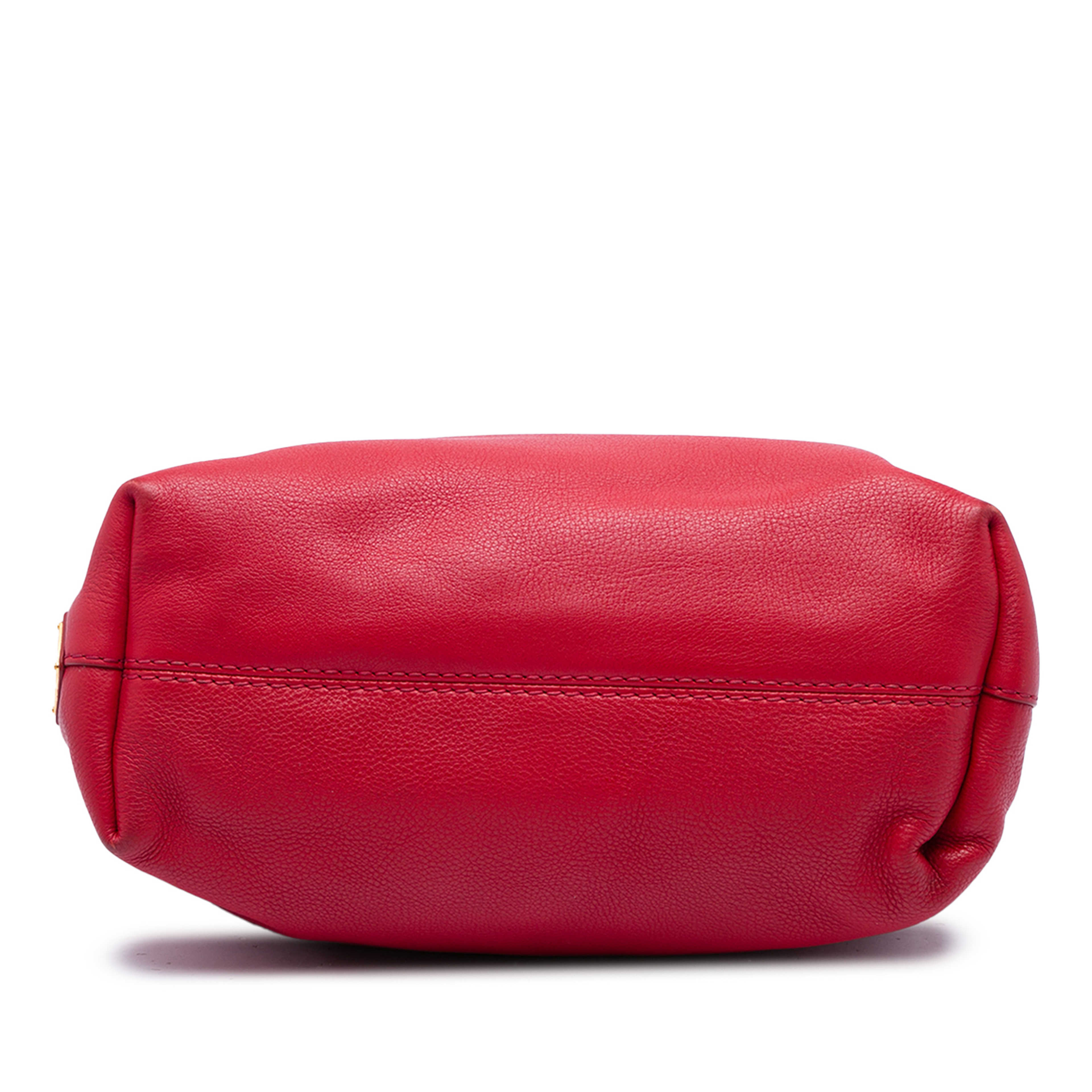 Prada Vitello Daino Canapa Logo Open Convertible Tote, från Luxclusif, i färgen röd. Klicka för att öppna bilden i stort format