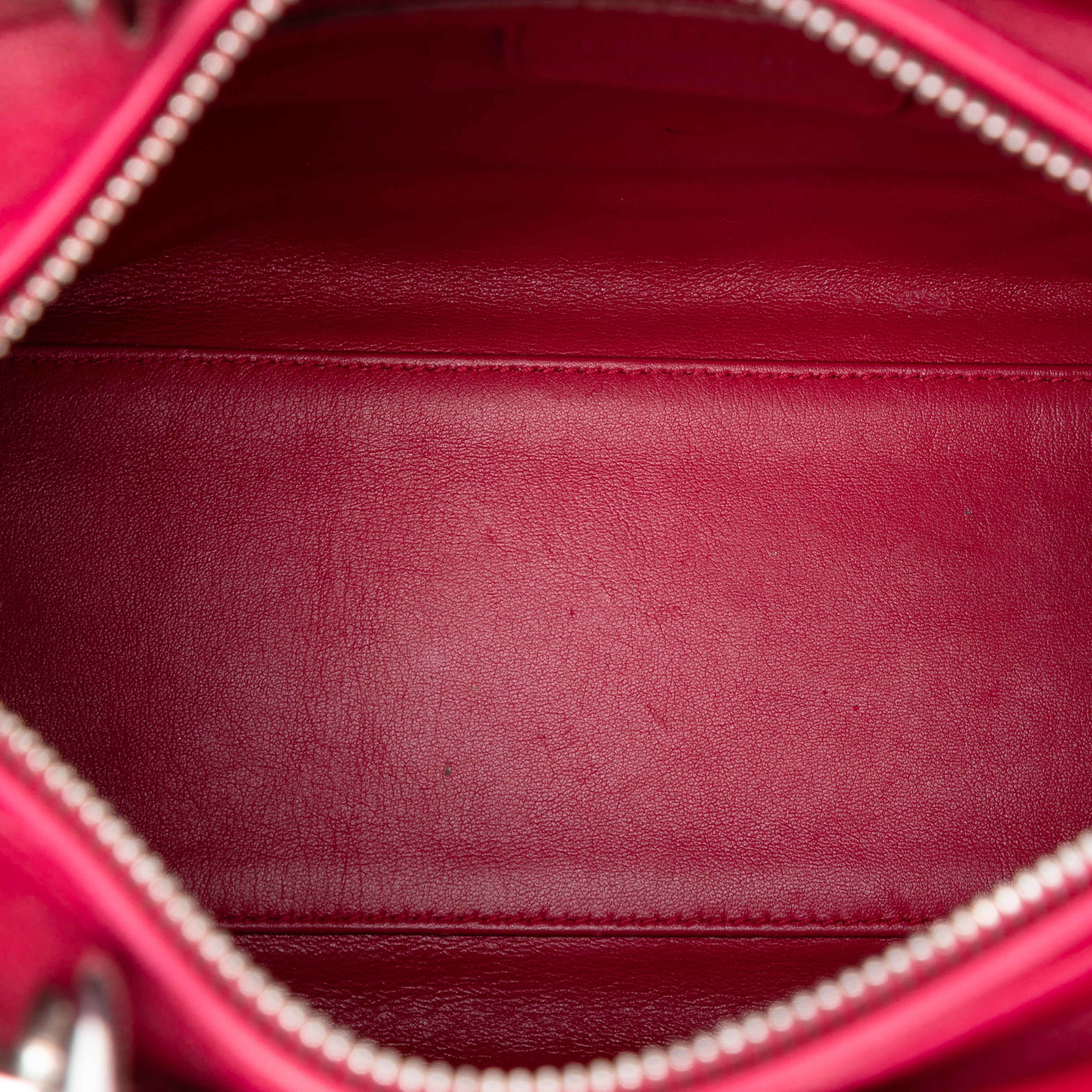 Dior Medium Lambskin Cannage Pearl Lady Dior, från Luxclusif, i färgen red. Klicka för att öppna bilden i stort format