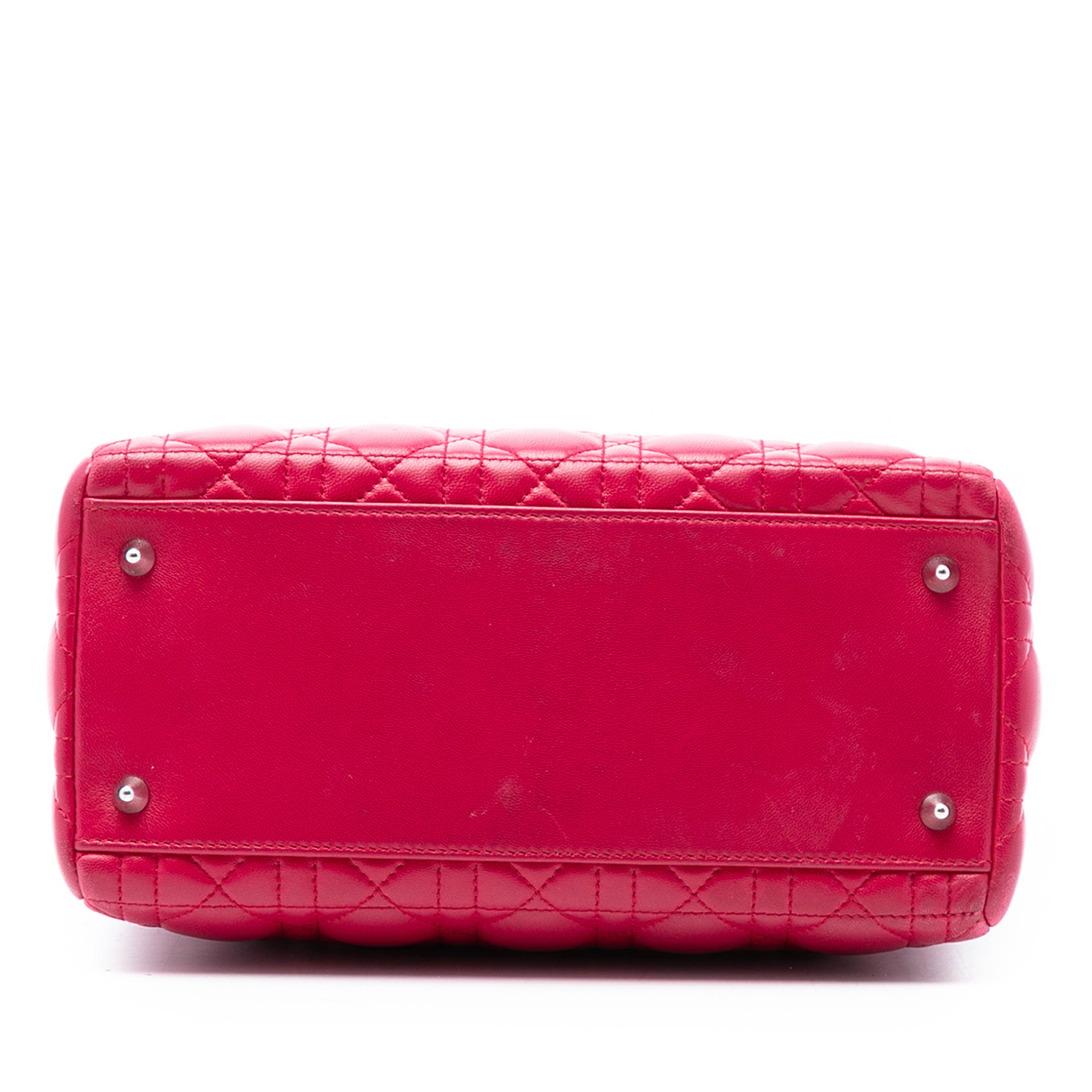 Dior Medium Lambskin Cannage Pearl Lady Dior, från Luxclusif, i färgen röd. Klicka för att öppna bilden i stort format