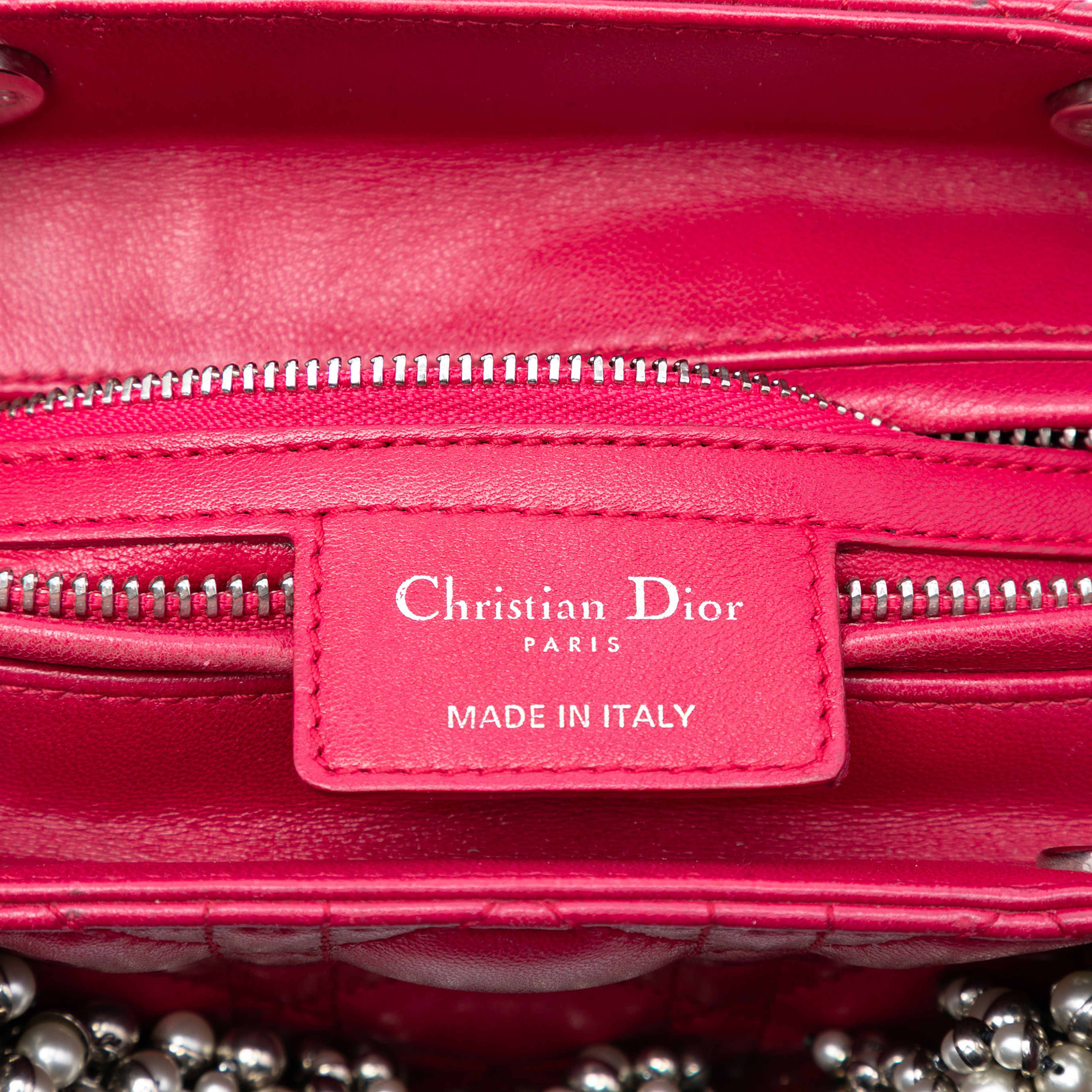 Dior Medium Lambskin Cannage Pearl Lady Dior, från Luxclusif, i färgen röd. Klicka för att öppna bilden i stort format
