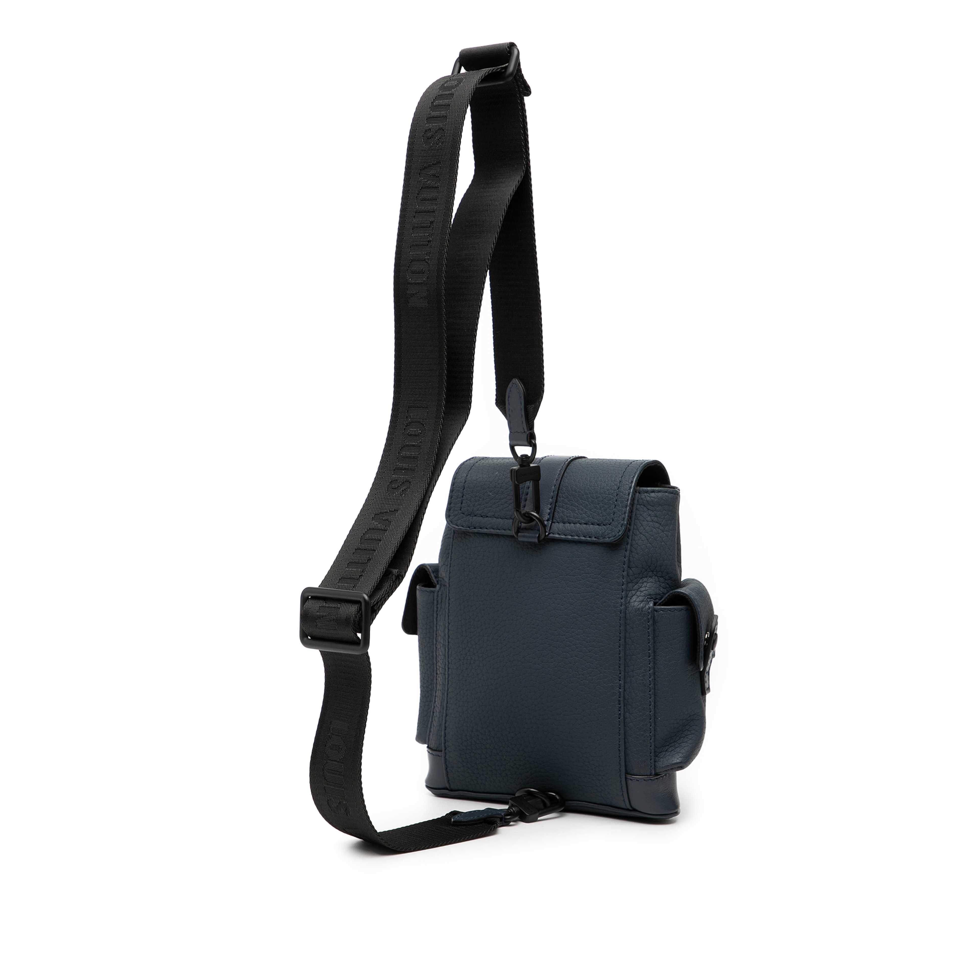 Louis Vuitton Taurillon Christopher Xs, från Luxclusif, i färgen navy. Klicka för att öppna bilden i stort format