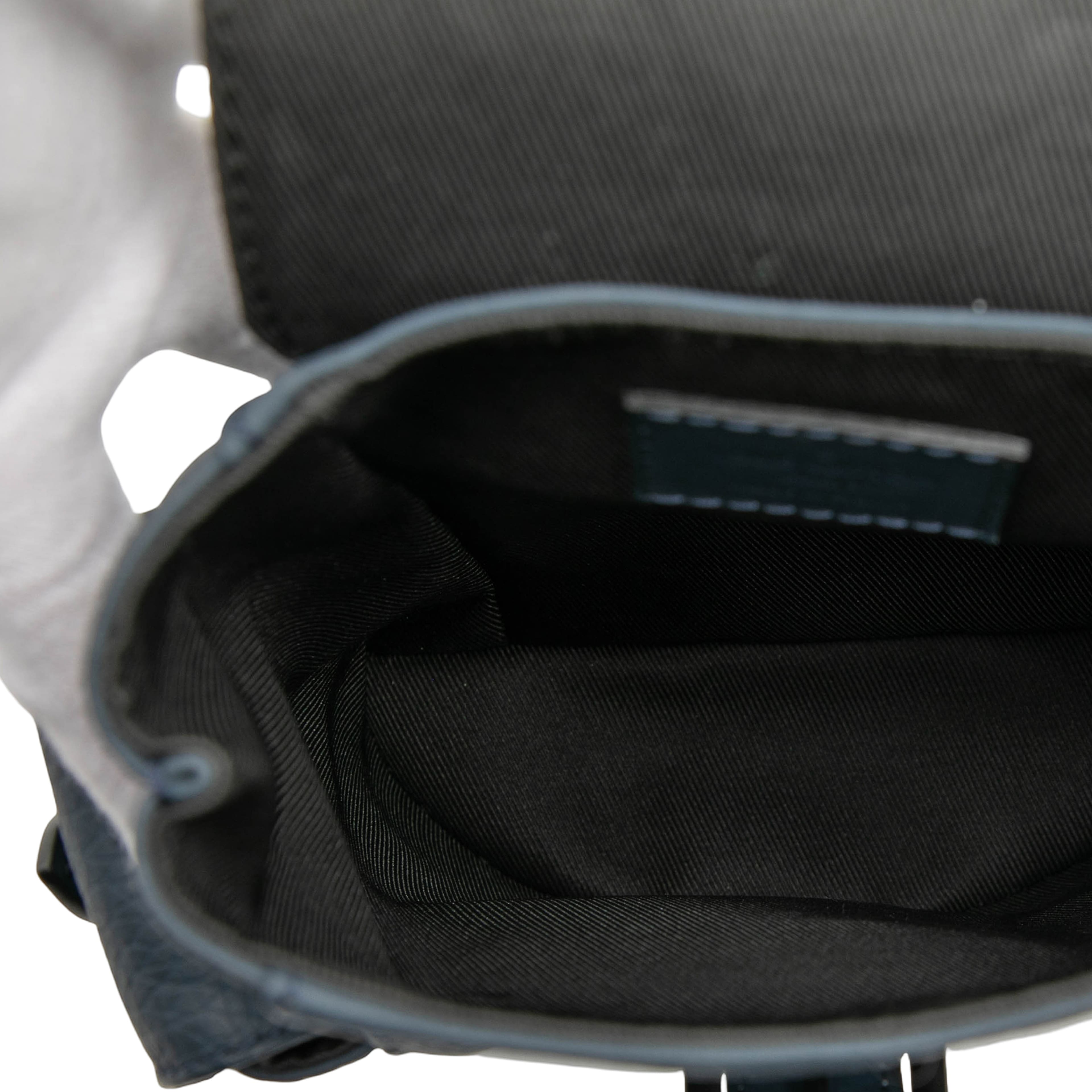 Louis Vuitton Taurillon Christopher Xs, från Luxclusif, i färgen navy. Klicka för att öppna bilden i stort format