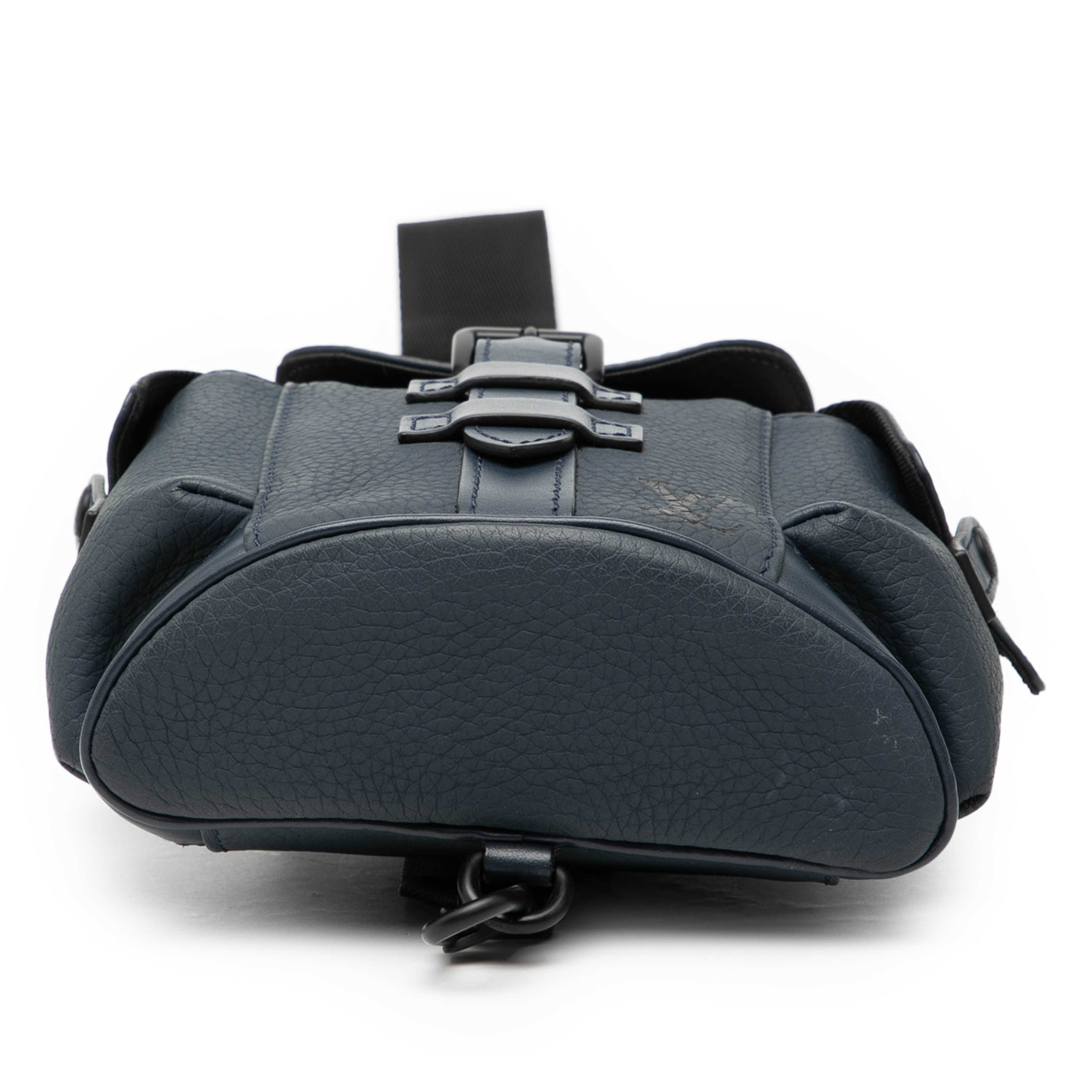 Louis Vuitton Taurillon Christopher Xs, från Luxclusif, i färgen blå. Klicka för att öppna bilden i stort format