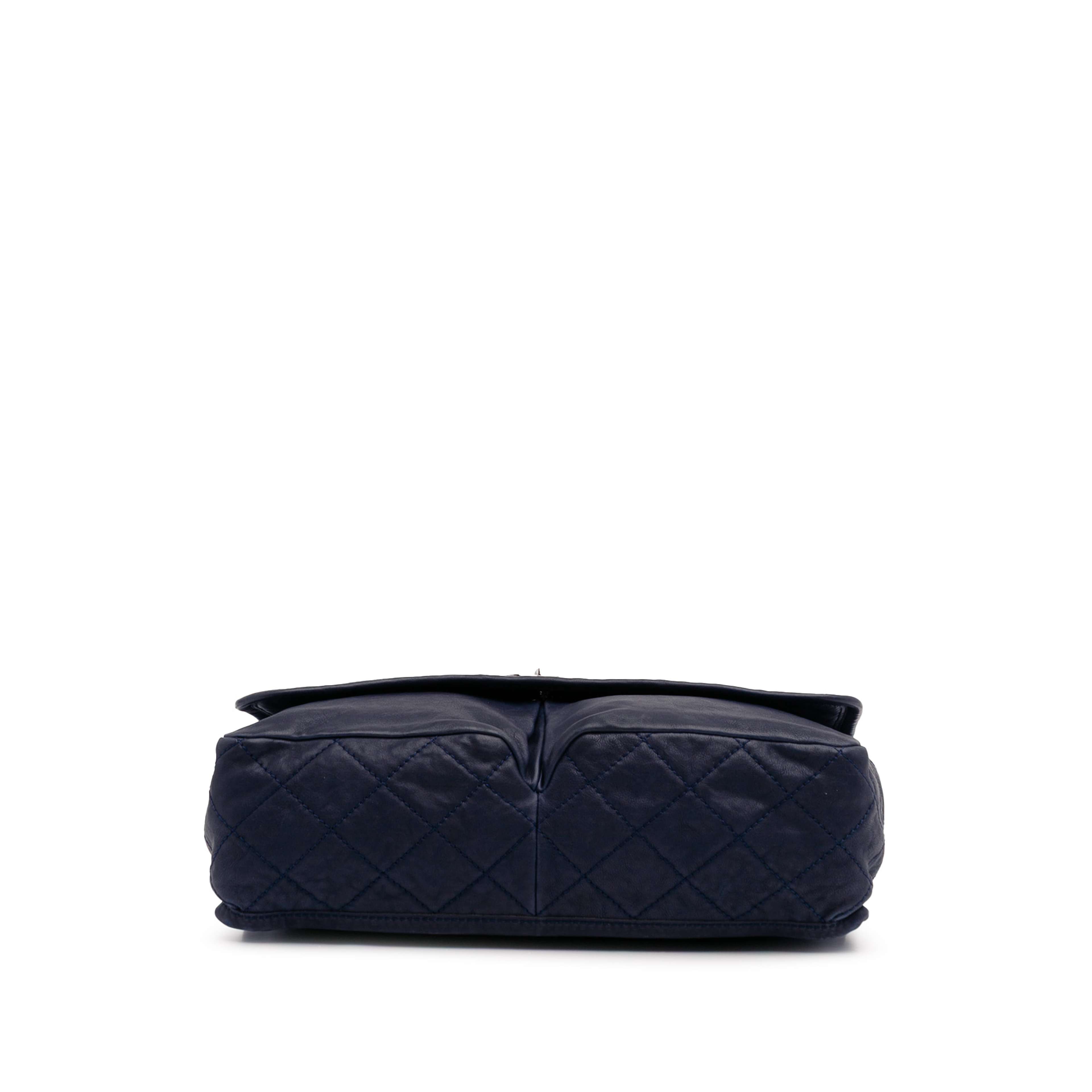 Chanel Large Quilted Calfskin Natural Beauty Split Pocket Flap, från Luxclusif, i färgen navy. Klicka för att öppna bilden i stort format