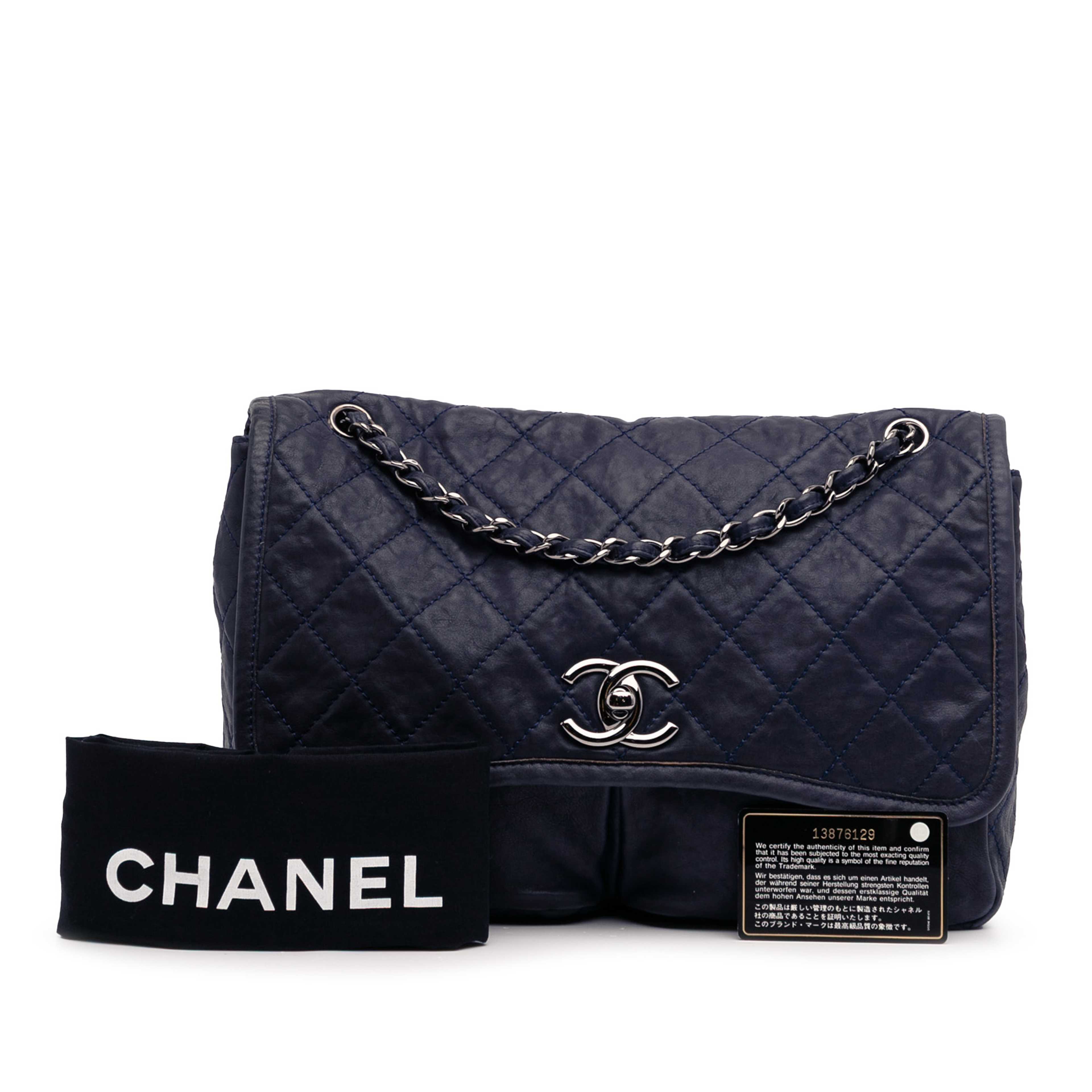 Chanel Large Quilted Calfskin Natural Beauty Split Pocket Flap, från Luxclusif, i färgen blå. Klicka för att öppna bilden i stort format