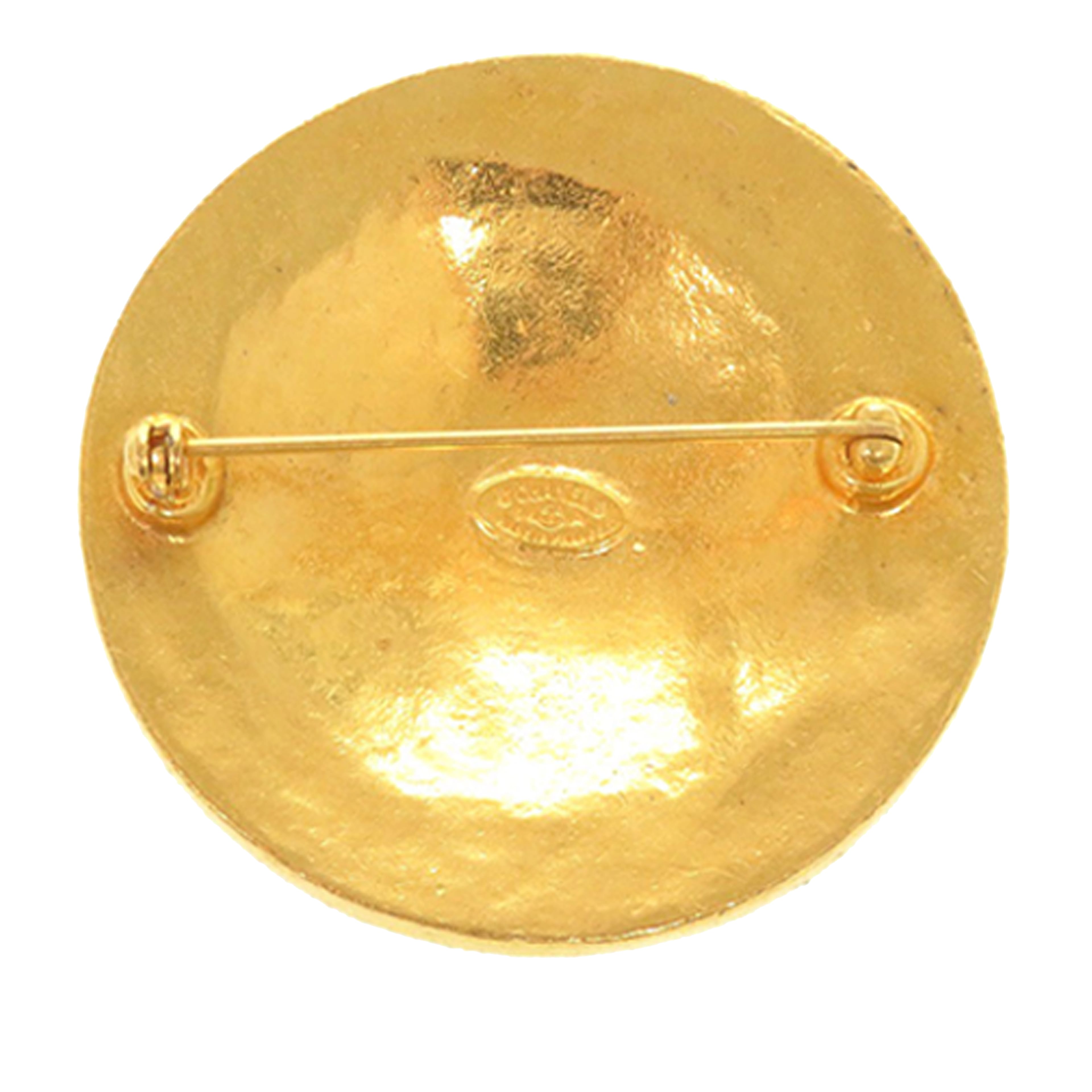 Chanel Cc Gold Plated Medallion Pin Brooch, från Luxclusif, i färgen gold. Klicka för att öppna bilden i stort format