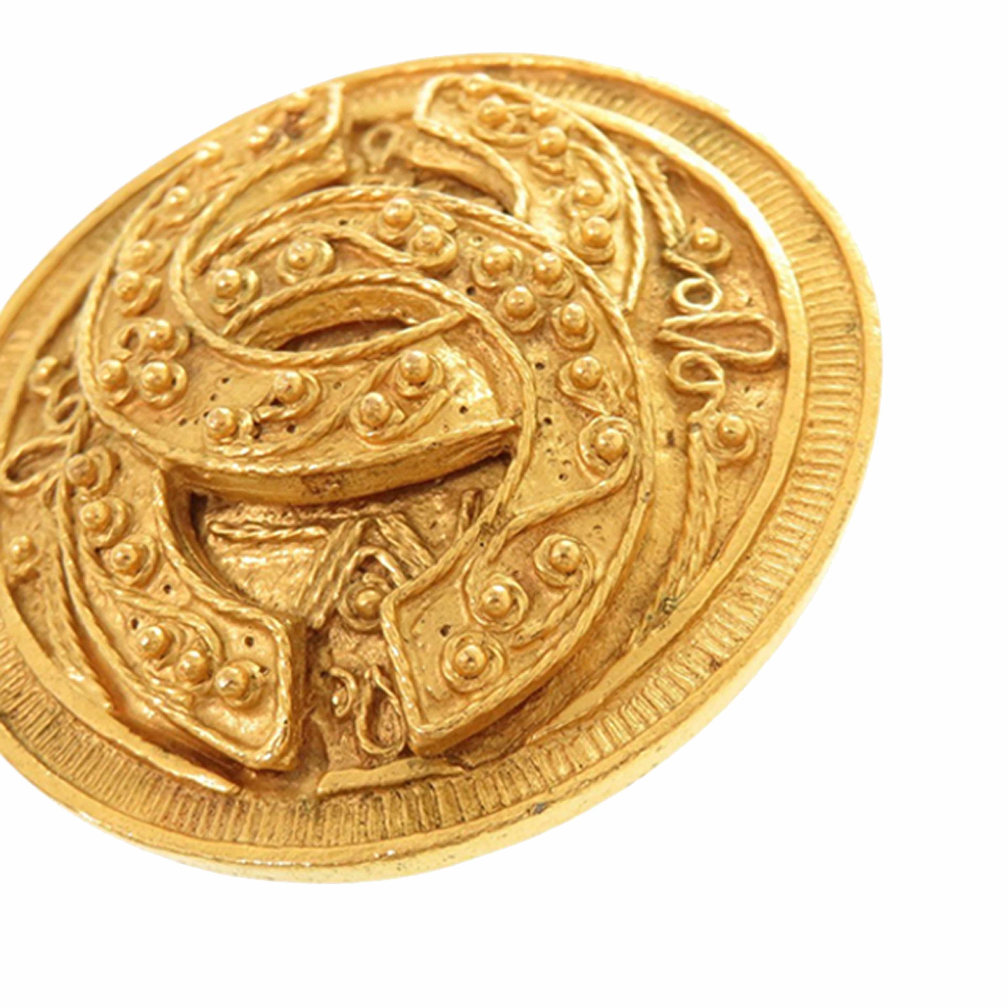 Chanel Cc Gold Plated Medallion Pin Brooch, från Luxclusif, i färgen gold. Klicka för att öppna bilden i stort format