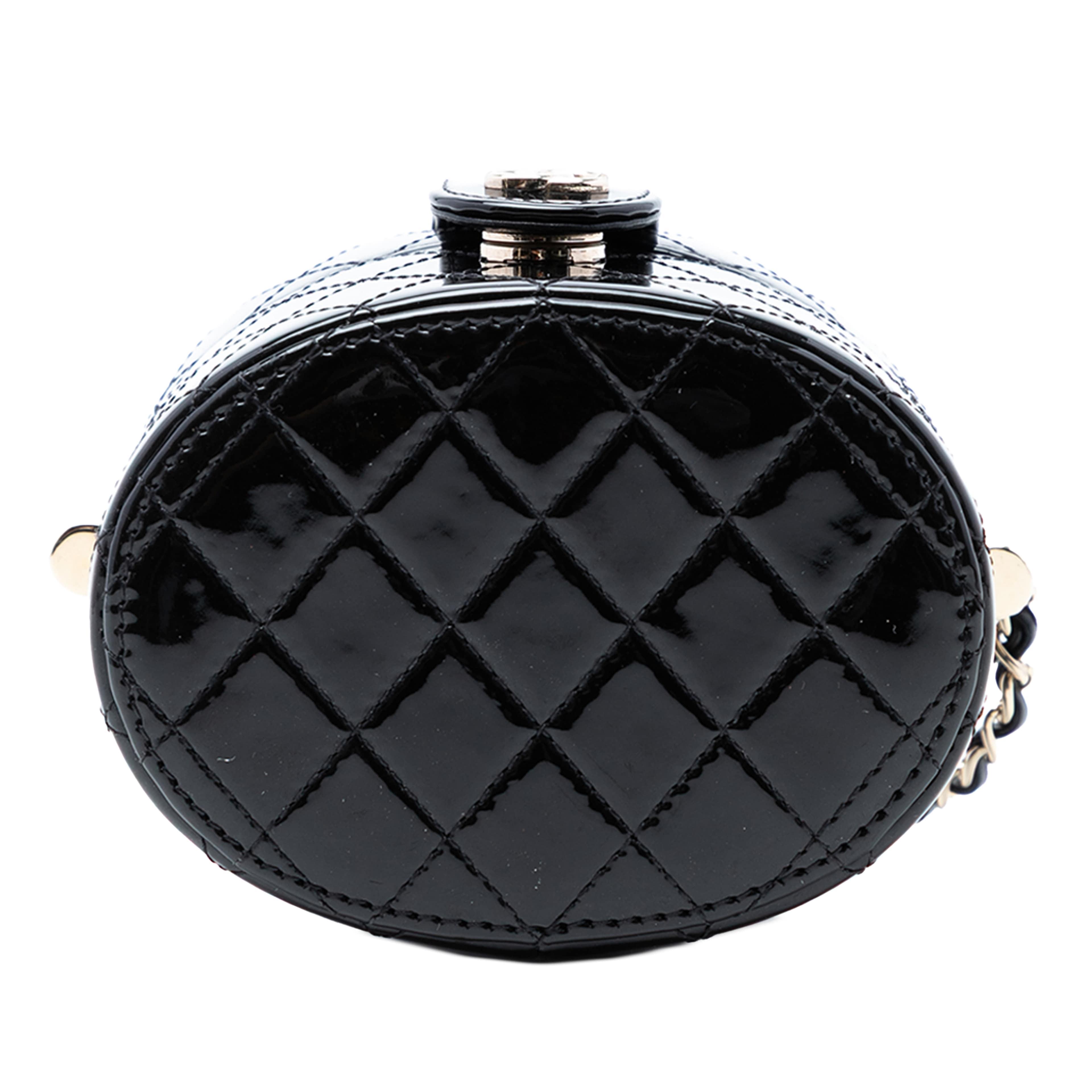 Chanel Cc Quilted Patent Vanity Case With Chain, från Luxclusif, i färgen svart. Klicka för att öppna bilden i stort format