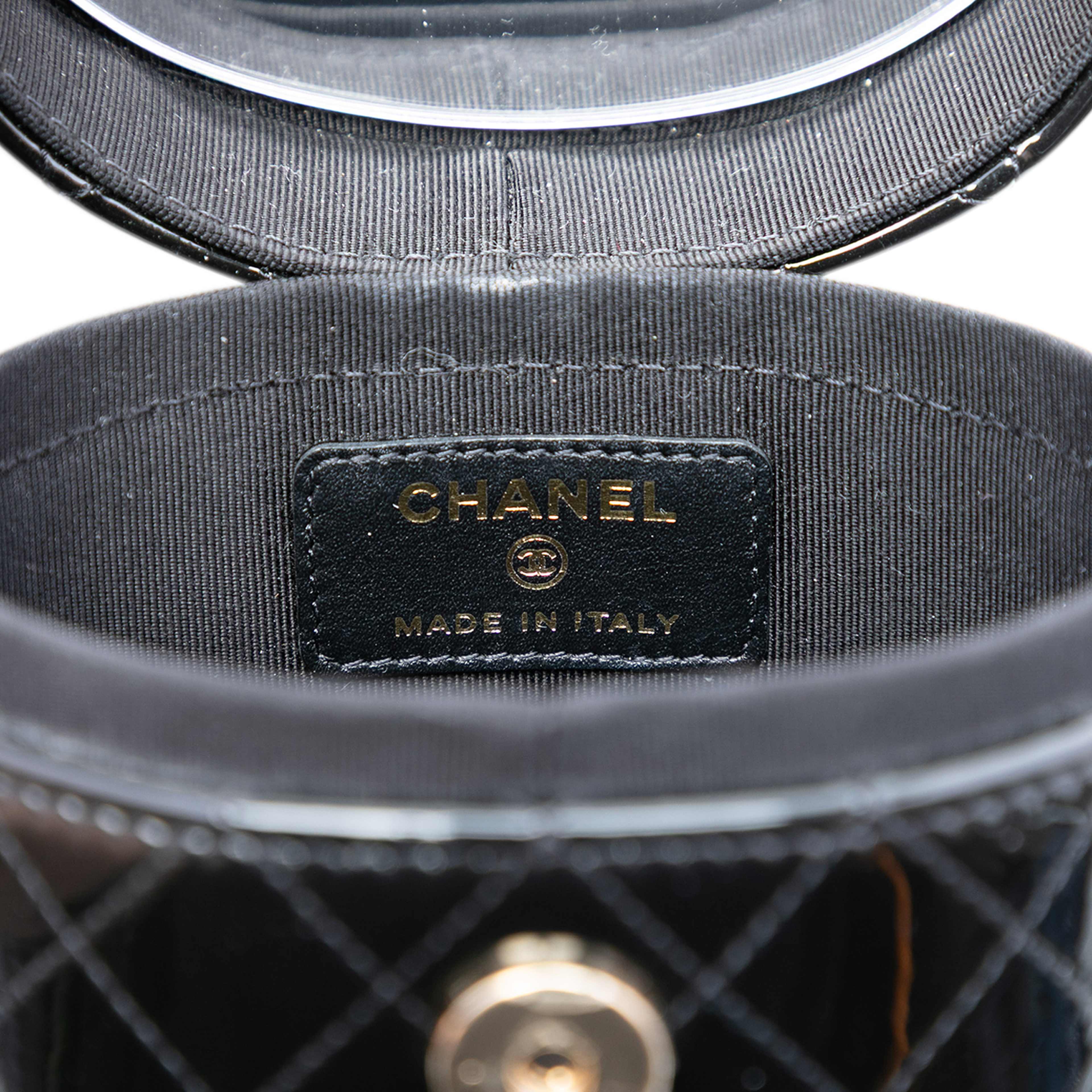 Chanel Cc Quilted Patent Vanity Case With Chain, från Luxclusif, i färgen svart. Klicka för att öppna bilden i stort format