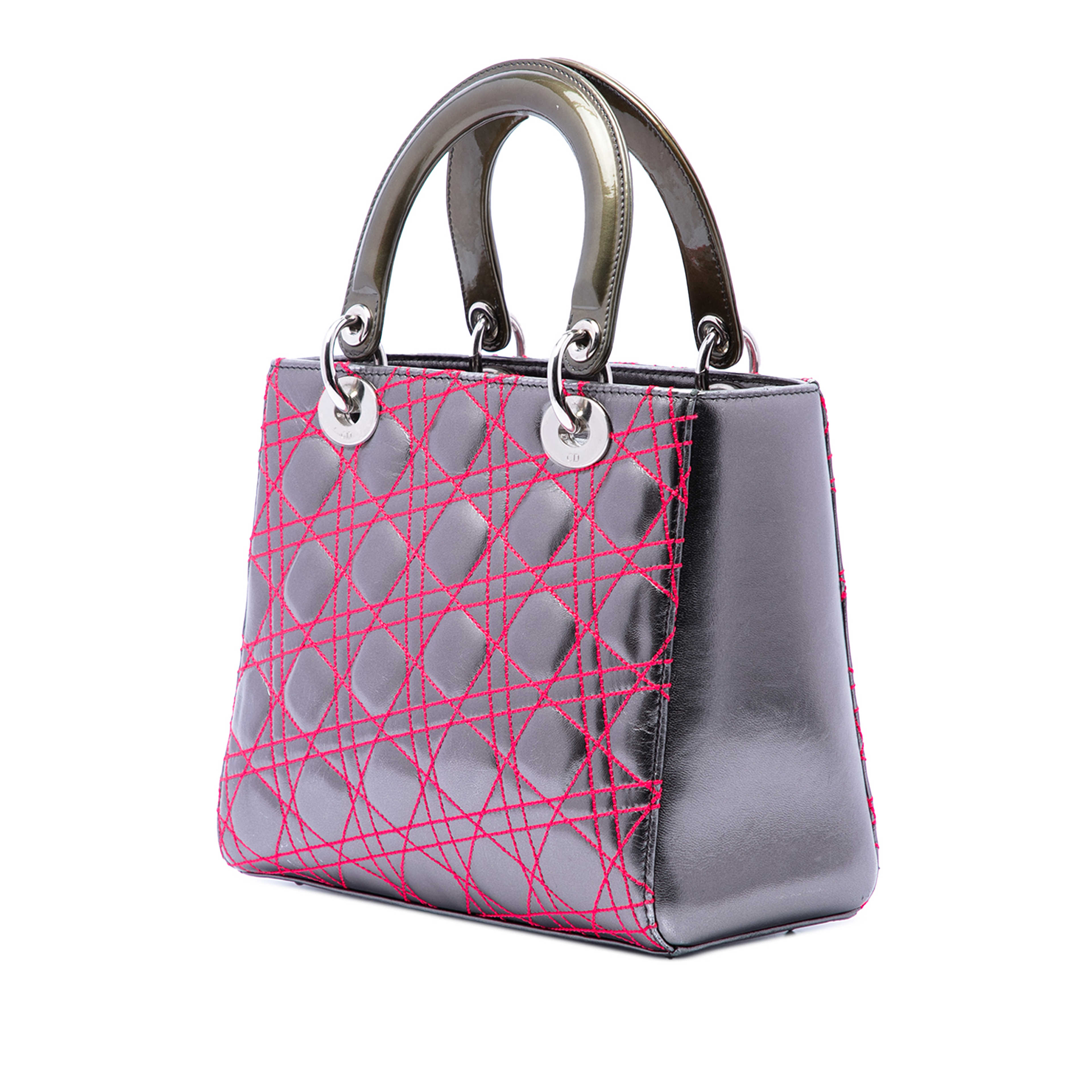 Dior Anselm Reyle Medium Metallic Lambskin Cannage Lady Dior, från Luxclusif, i färgen grå. Klicka för att öppna bilden i stort format