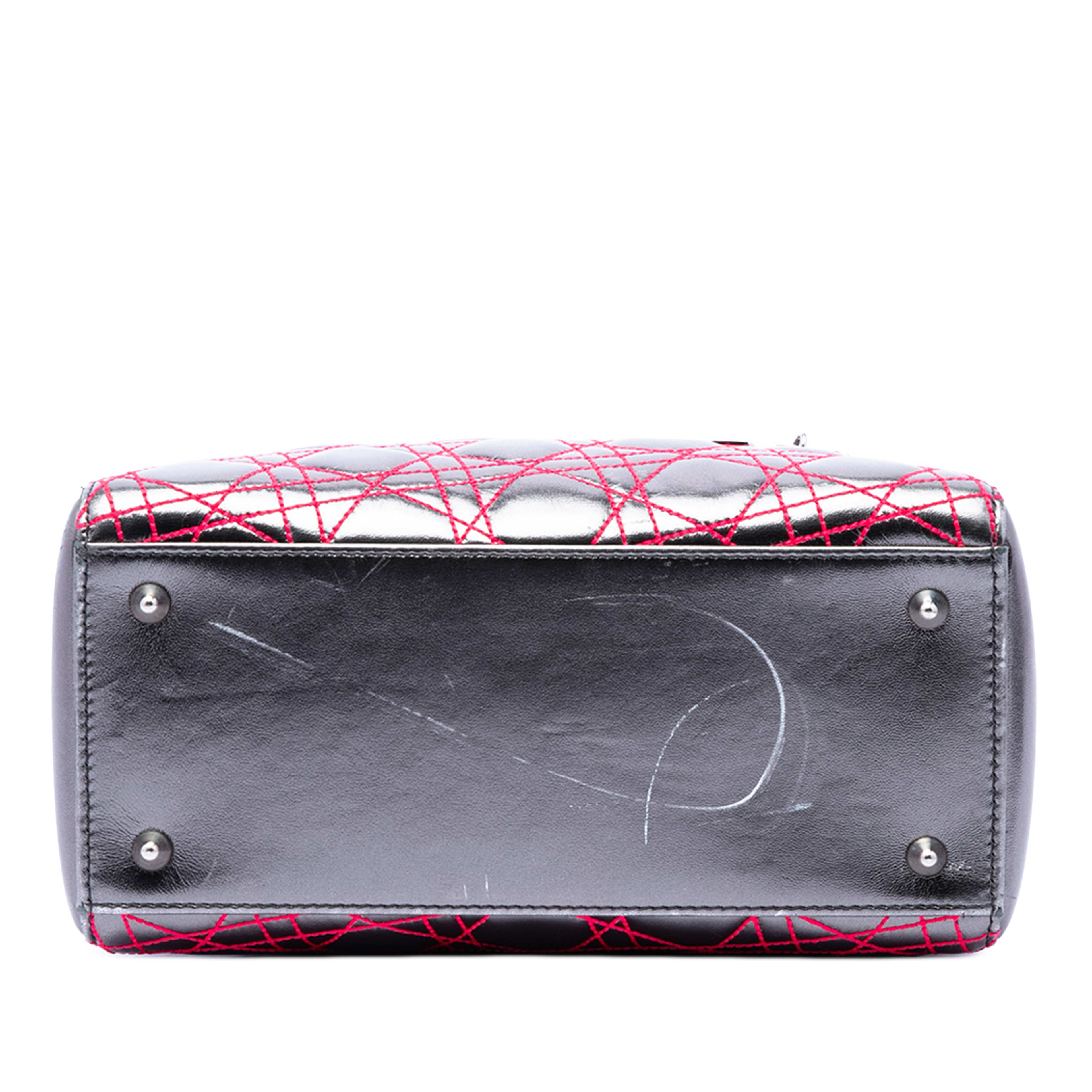 Dior Anselm Reyle Medium Metallic Lambskin Cannage Lady Dior, från Luxclusif, i färgen dark gray. Klicka för att öppna bilden i stort format