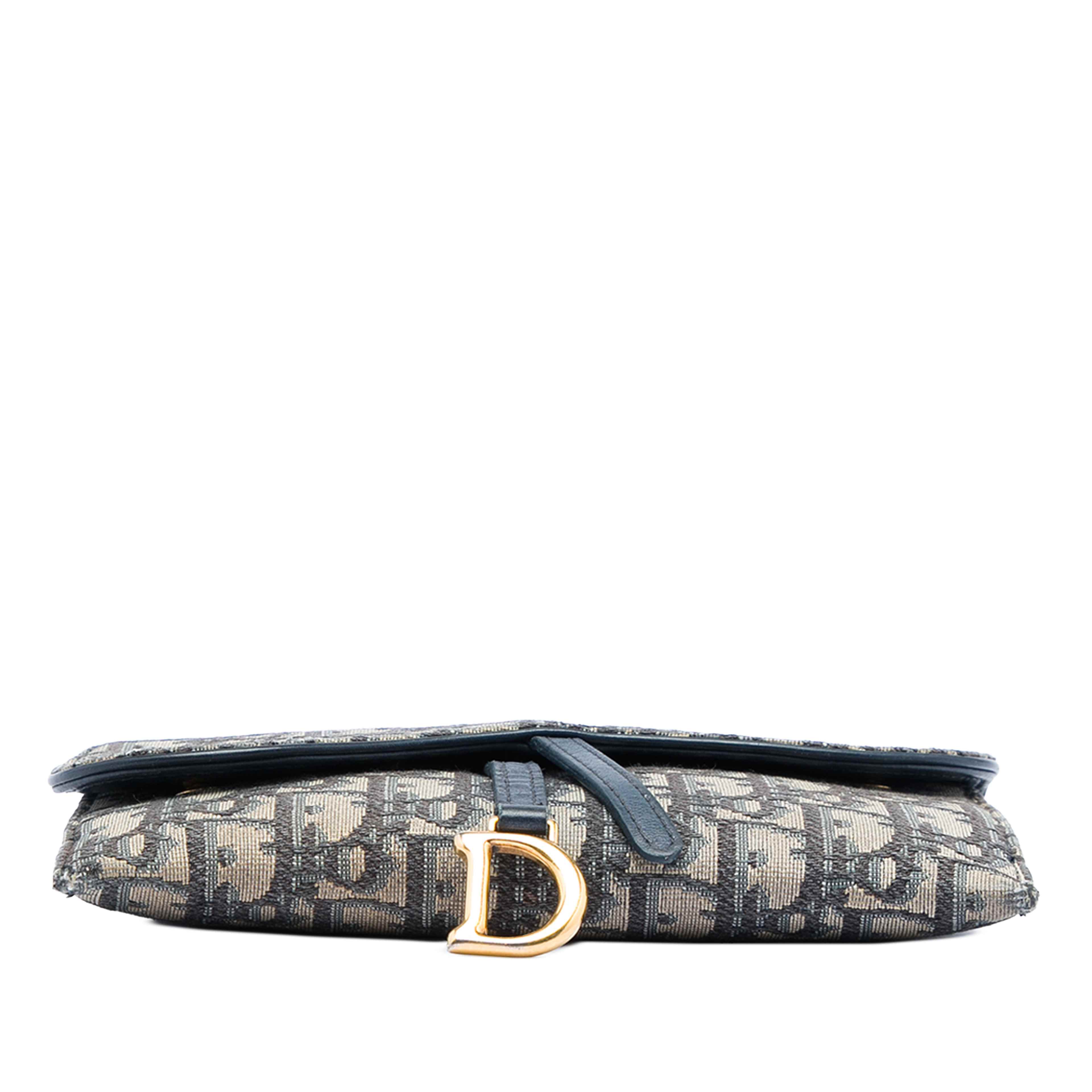 Dior Oblique Canvas Saddle Wallet On Chain, från Luxclusif, i färgen blå. Klicka för att öppna bilden i stort format