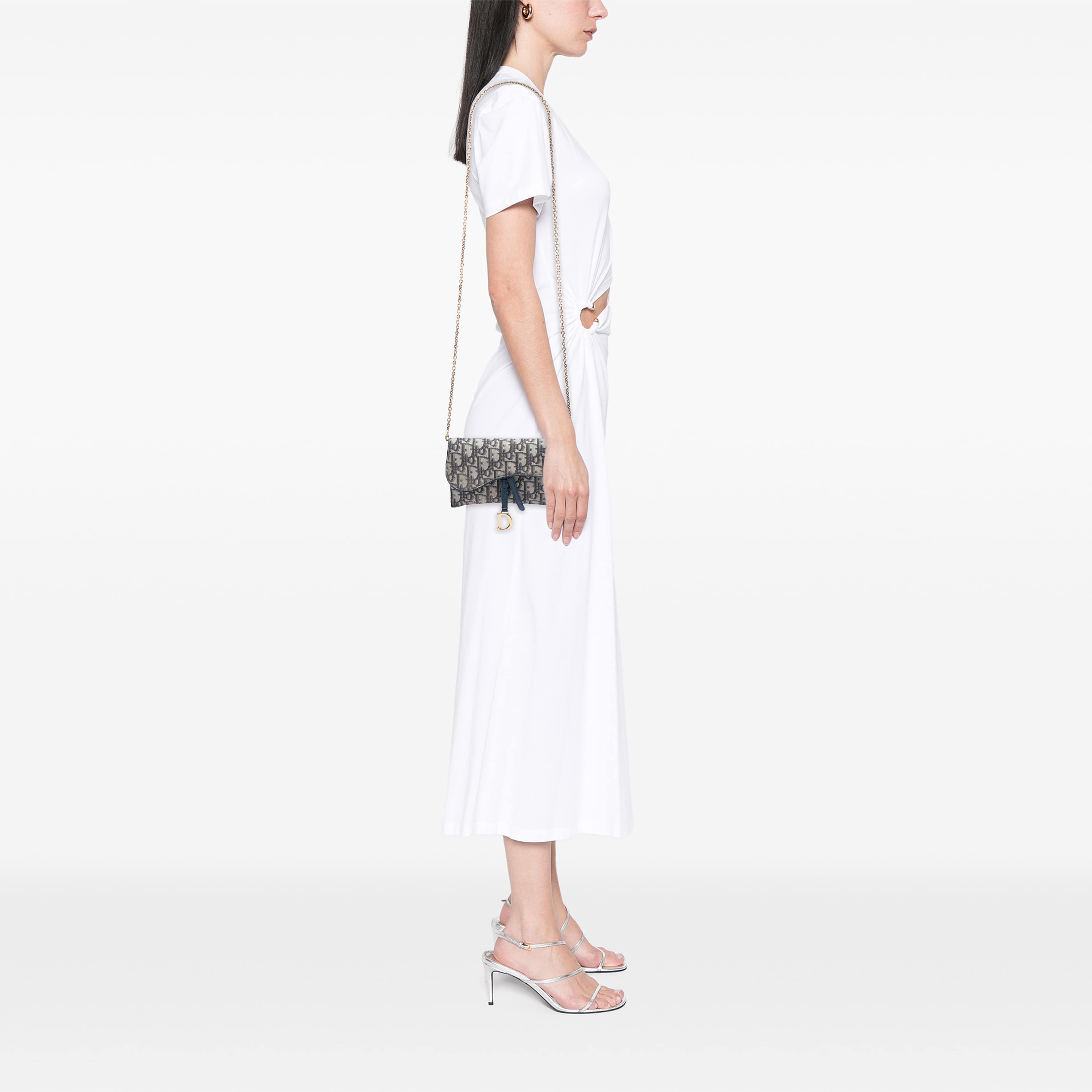 Dior Oblique Canvas Saddle Wallet On Chain, från Luxclusif, i färgen blå. Klicka för att öppna bilden i stort format