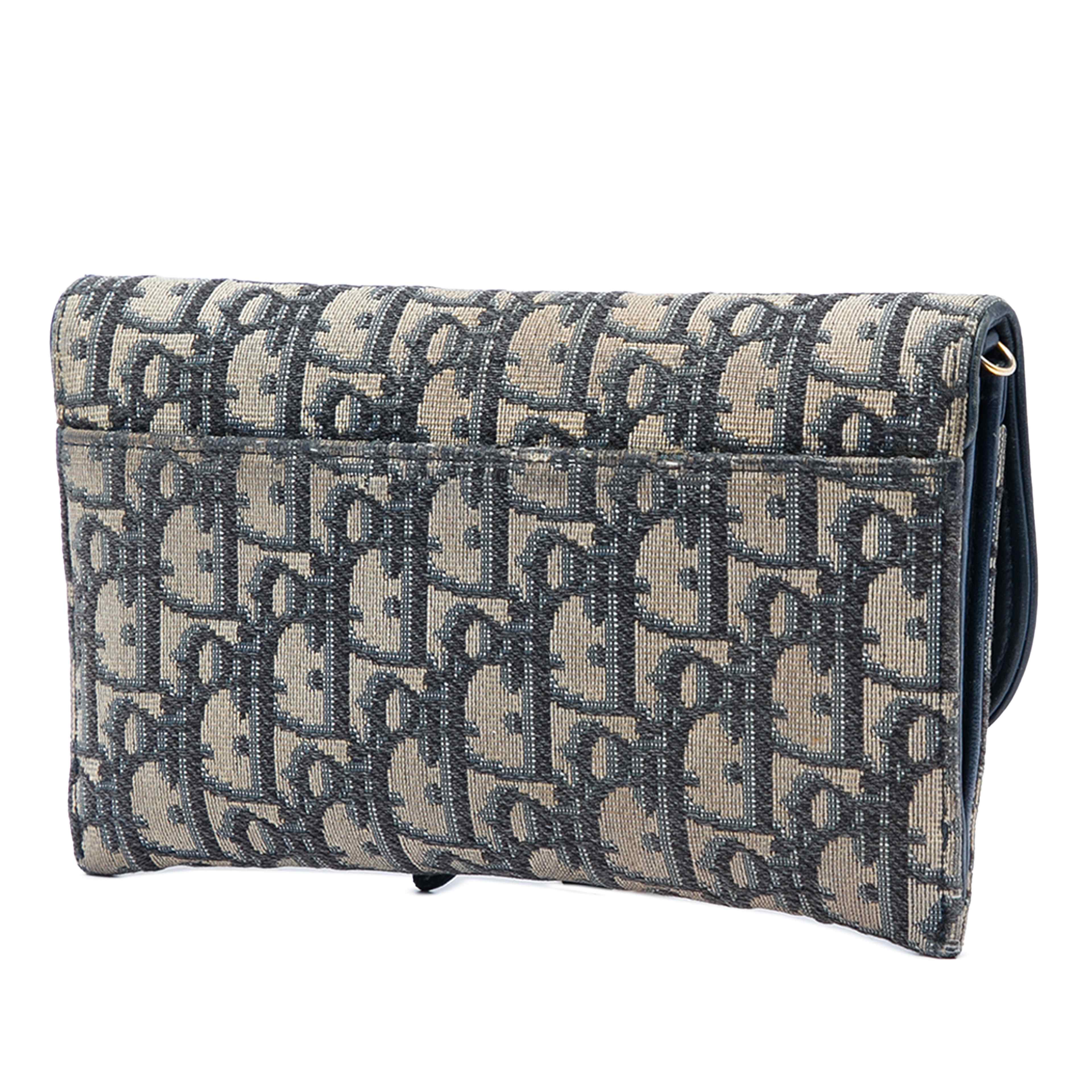 Dior Oblique Canvas Saddle Wallet On Chain, från Luxclusif, i färgen blå. Klicka för att öppna bilden i stort format