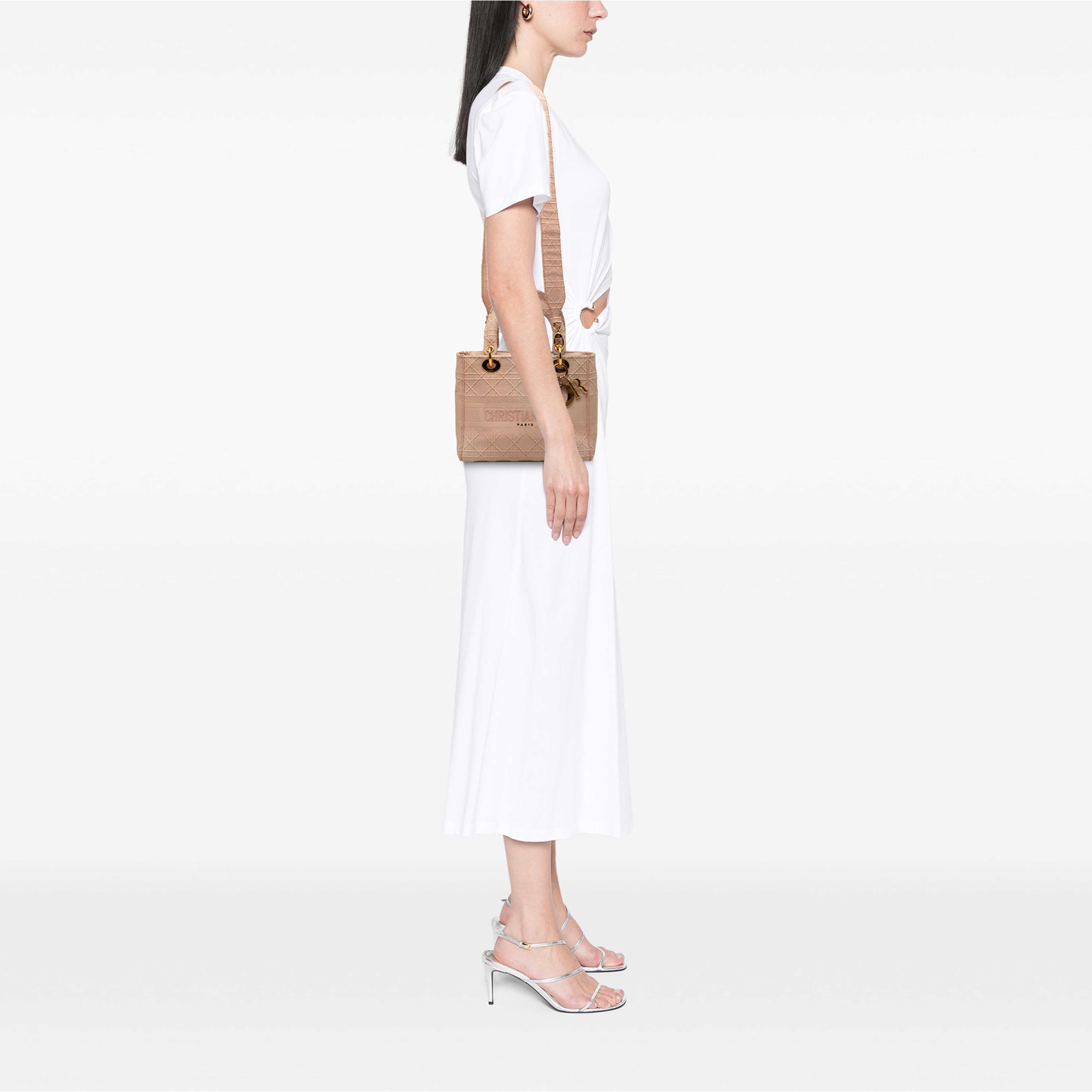 Dior Medium Embroidered Canvas Cannage Lady D Lite, från Luxclusif, i färgen rosa. Klicka för att öppna bilden i stort format