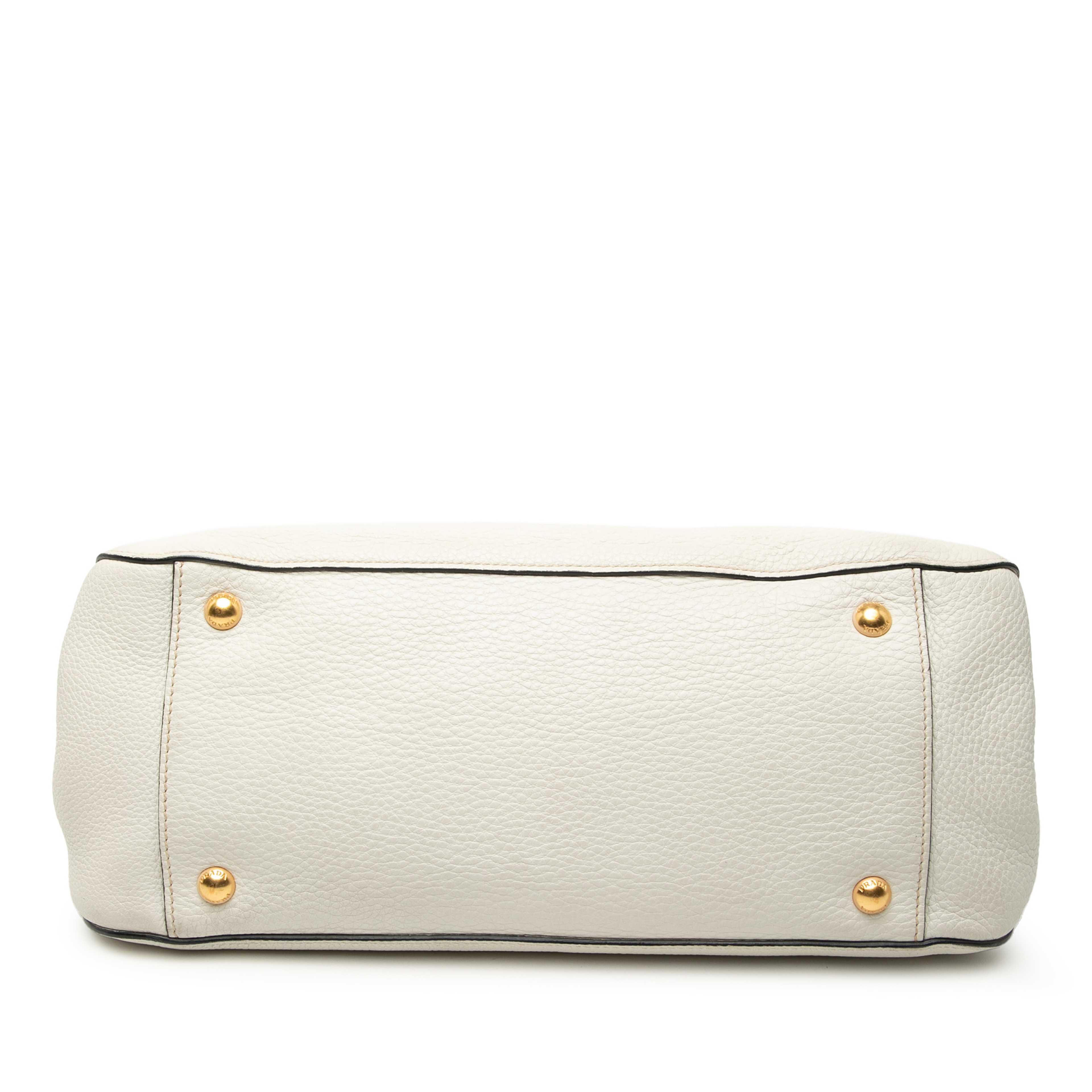 Prada Vitello Daino Open Convertible Tote, från Luxclusif, i färgen white. Klicka för att öppna bilden i stort format