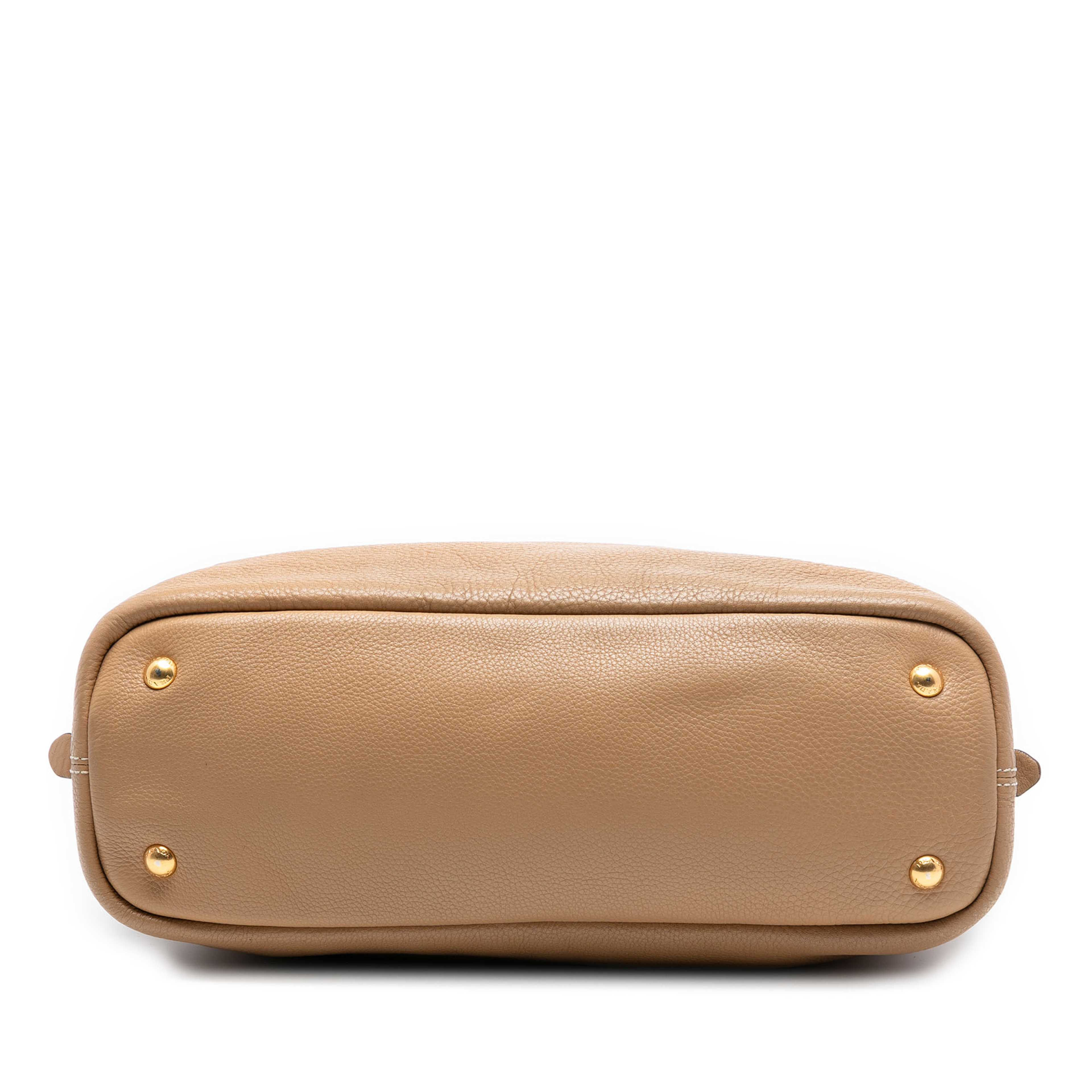 Prada Vitello Daino Side Zip Shopper Tote, från Luxclusif, i färgen beige. Klicka för att öppna bilden i stort format