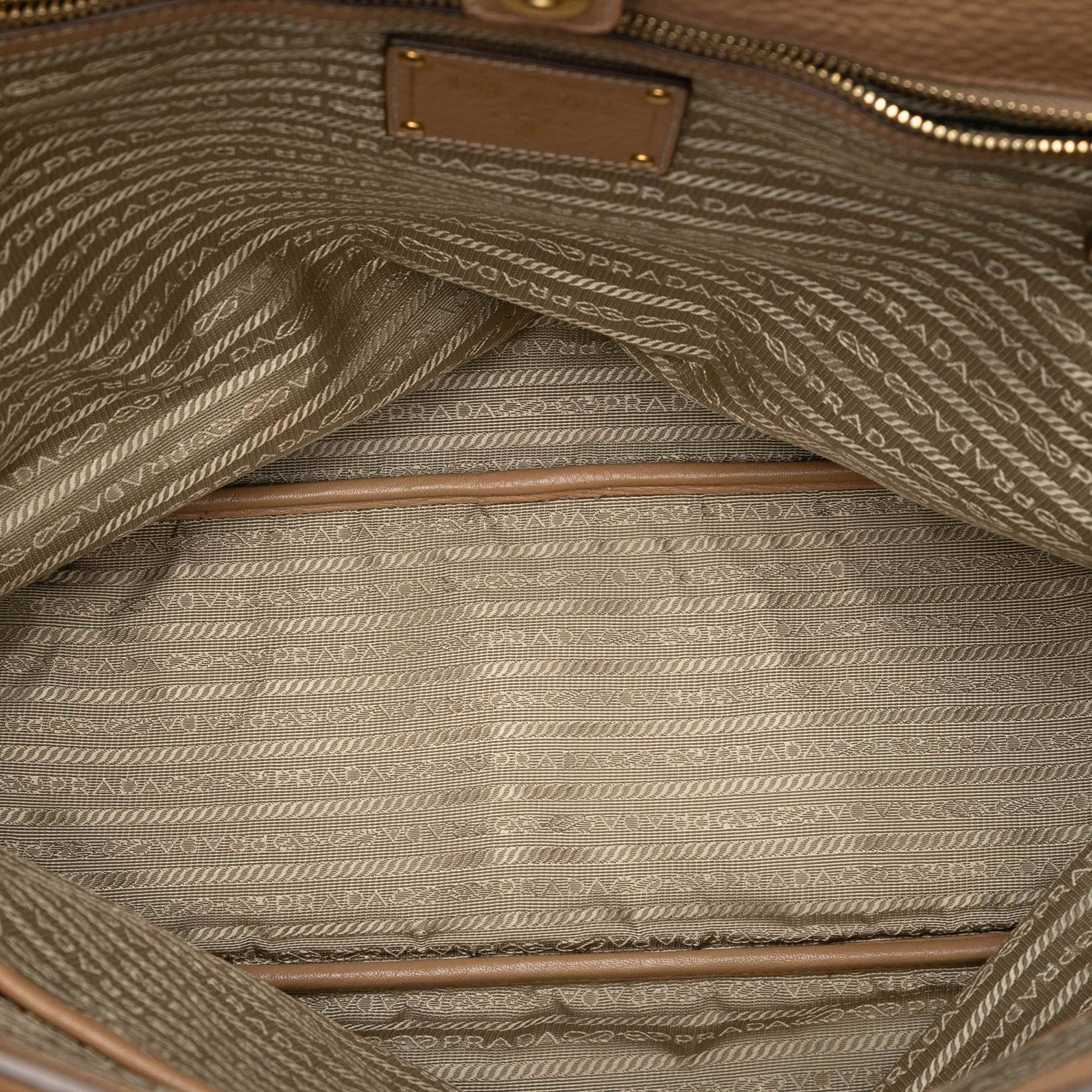 Prada Vitello Daino Side Zip Shopper Tote, från Luxclusif, i färgen beige. Klicka för att öppna bilden i stort format