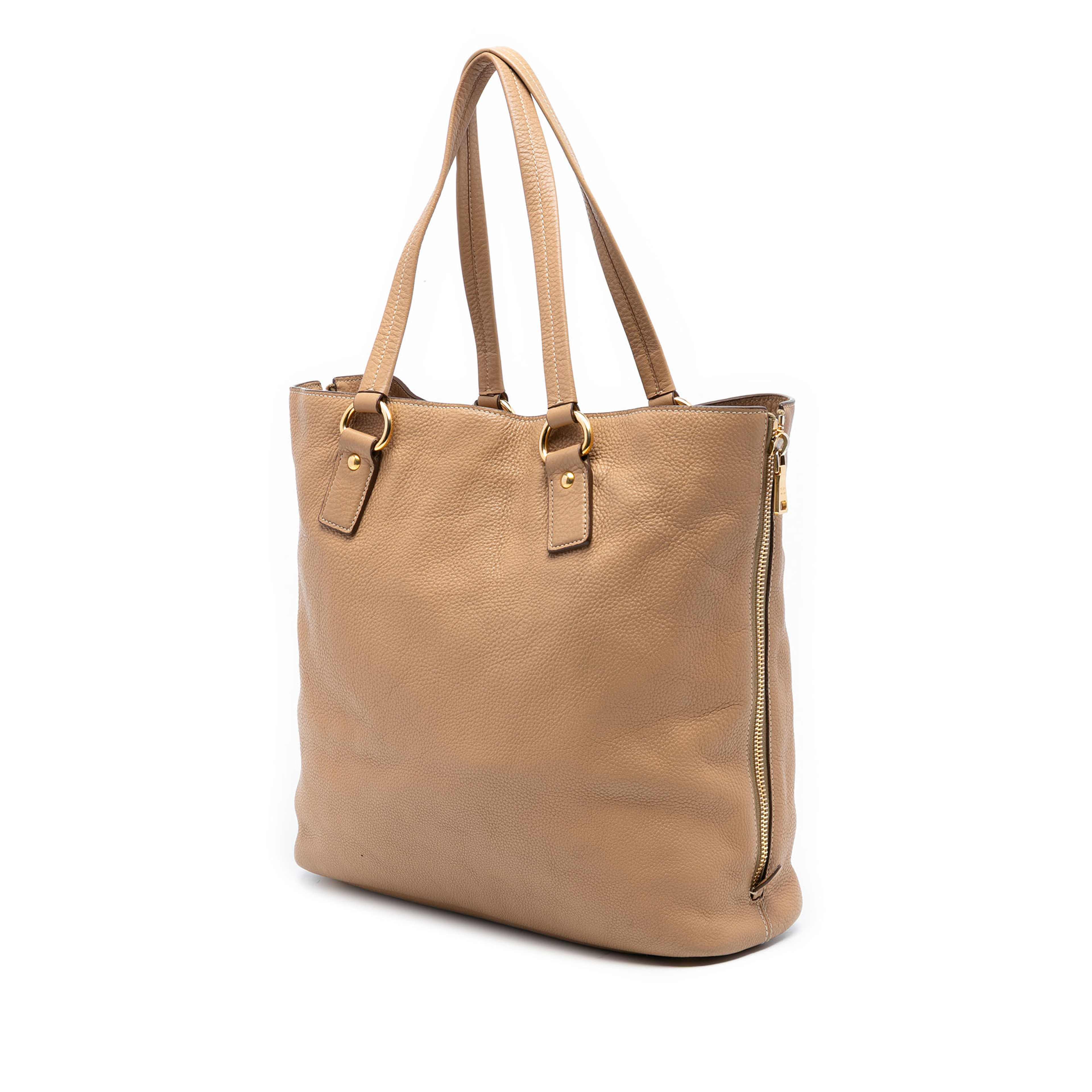 Prada Vitello Daino Side Zip Shopper Tote, från Luxclusif, i färgen beige. Klicka för att öppna bilden i stort format