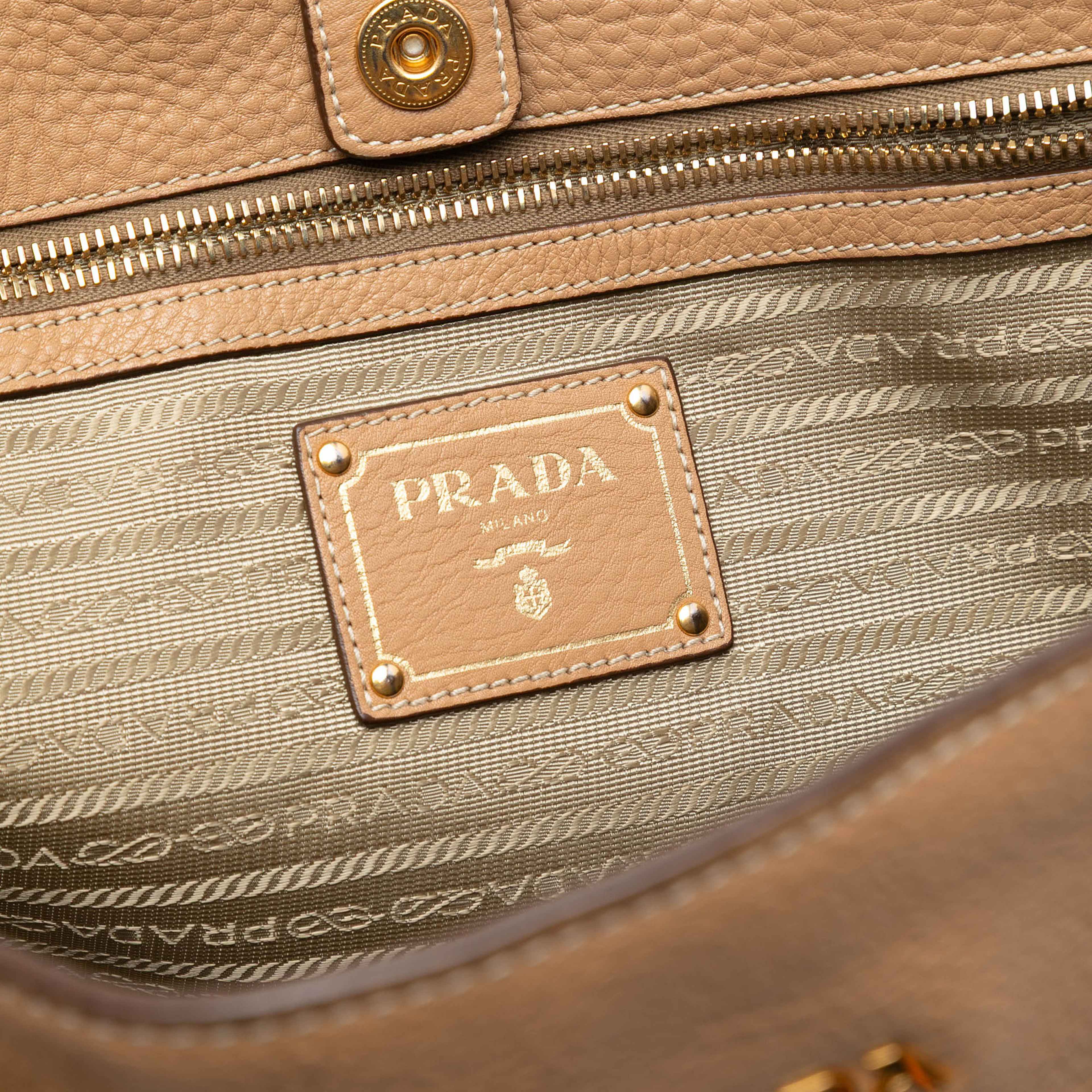 Prada Vitello Daino Side Zip Shopper Tote, från Luxclusif, i färgen beige. Klicka för att öppna bilden i stort format