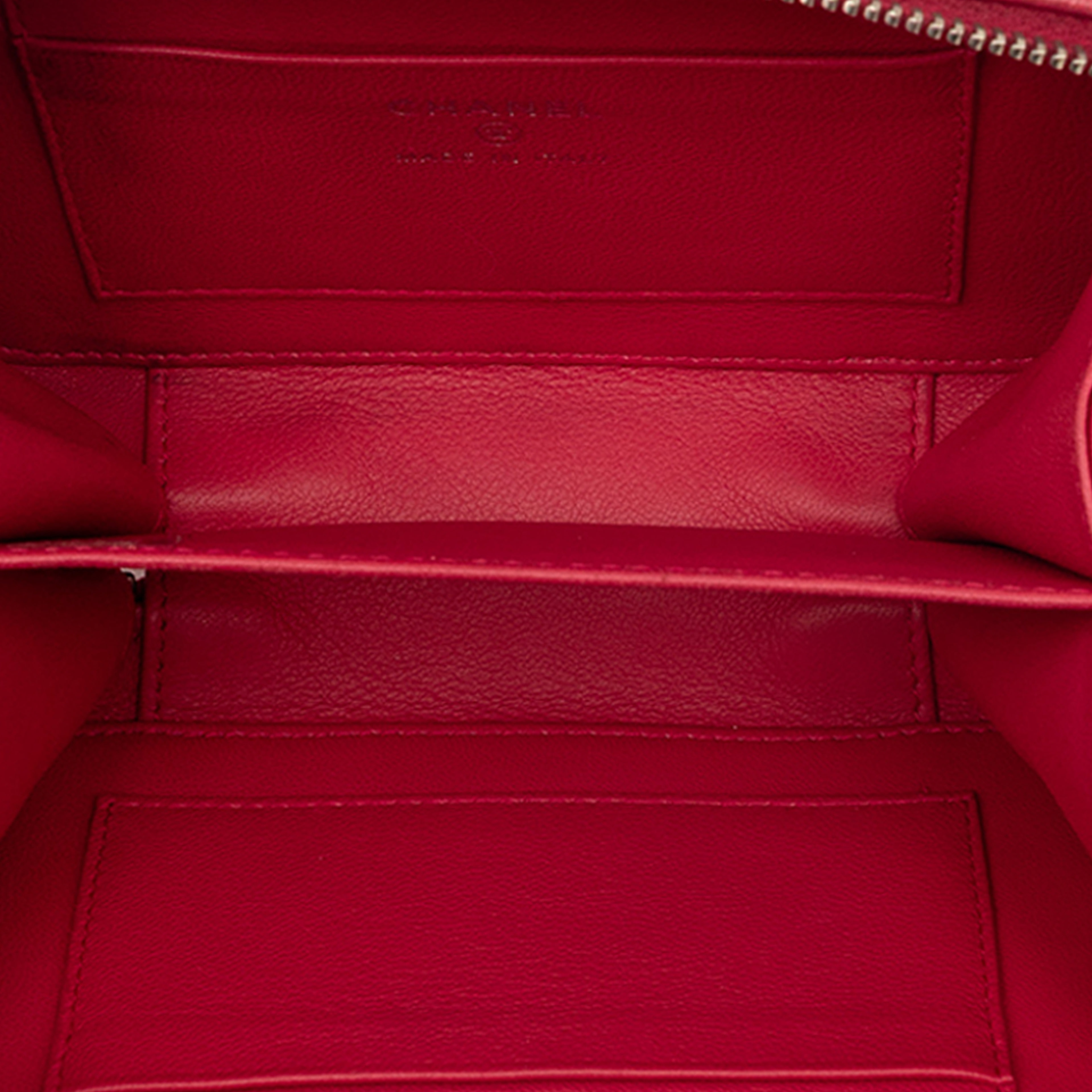 Chanel Mini Quilted Lambskin Covered Cc Camera Bag, från Luxclusif, i färgen strawberry. Klicka för att öppna bilden i stort format