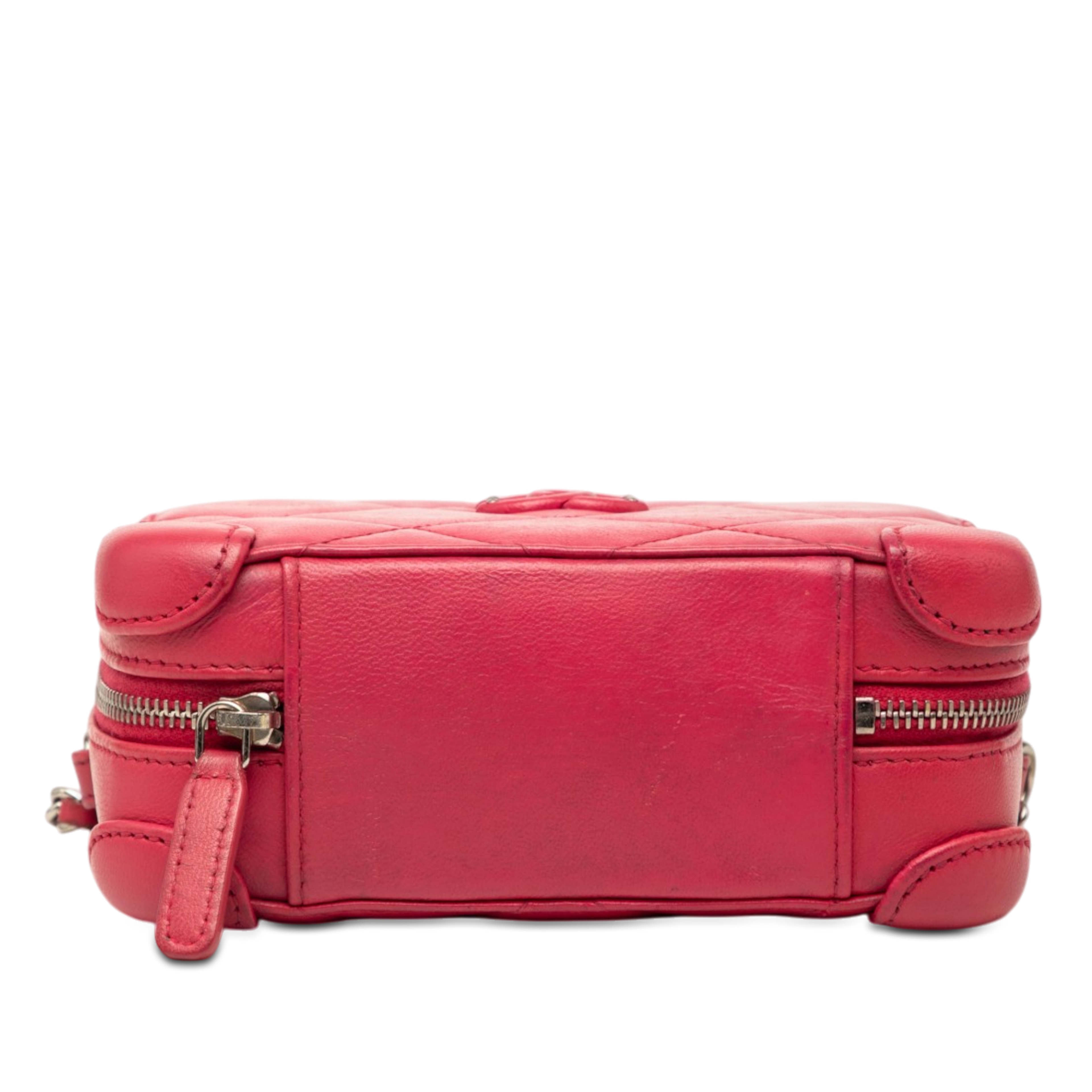 Chanel Mini Quilted Lambskin Covered Cc Camera Bag, från Luxclusif, i färgen strawberry. Klicka för att öppna bilden i stort format