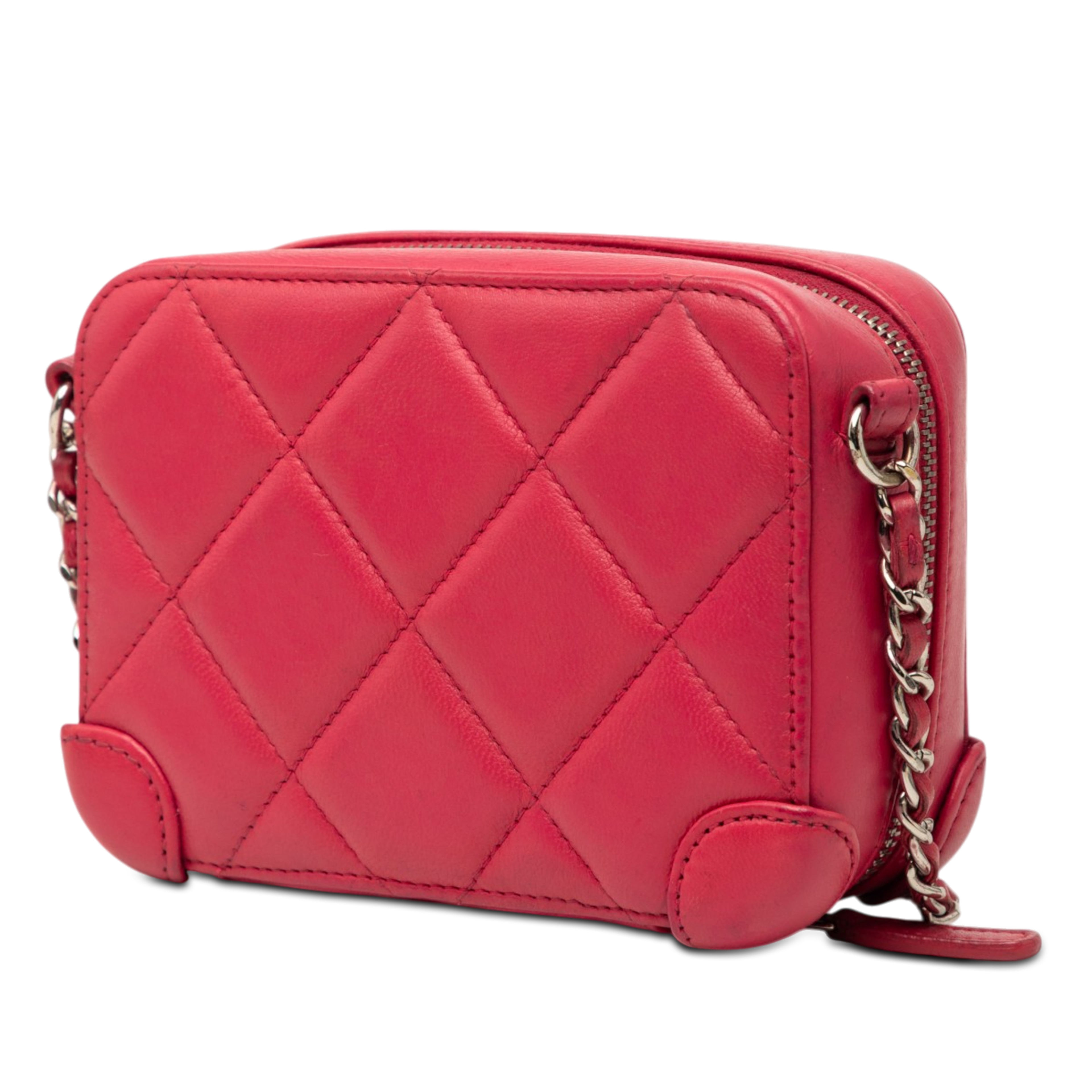 Chanel Mini Quilted Lambskin Covered Cc Camera Bag, från Luxclusif, i färgen rosa. Klicka för att öppna bilden i stort format