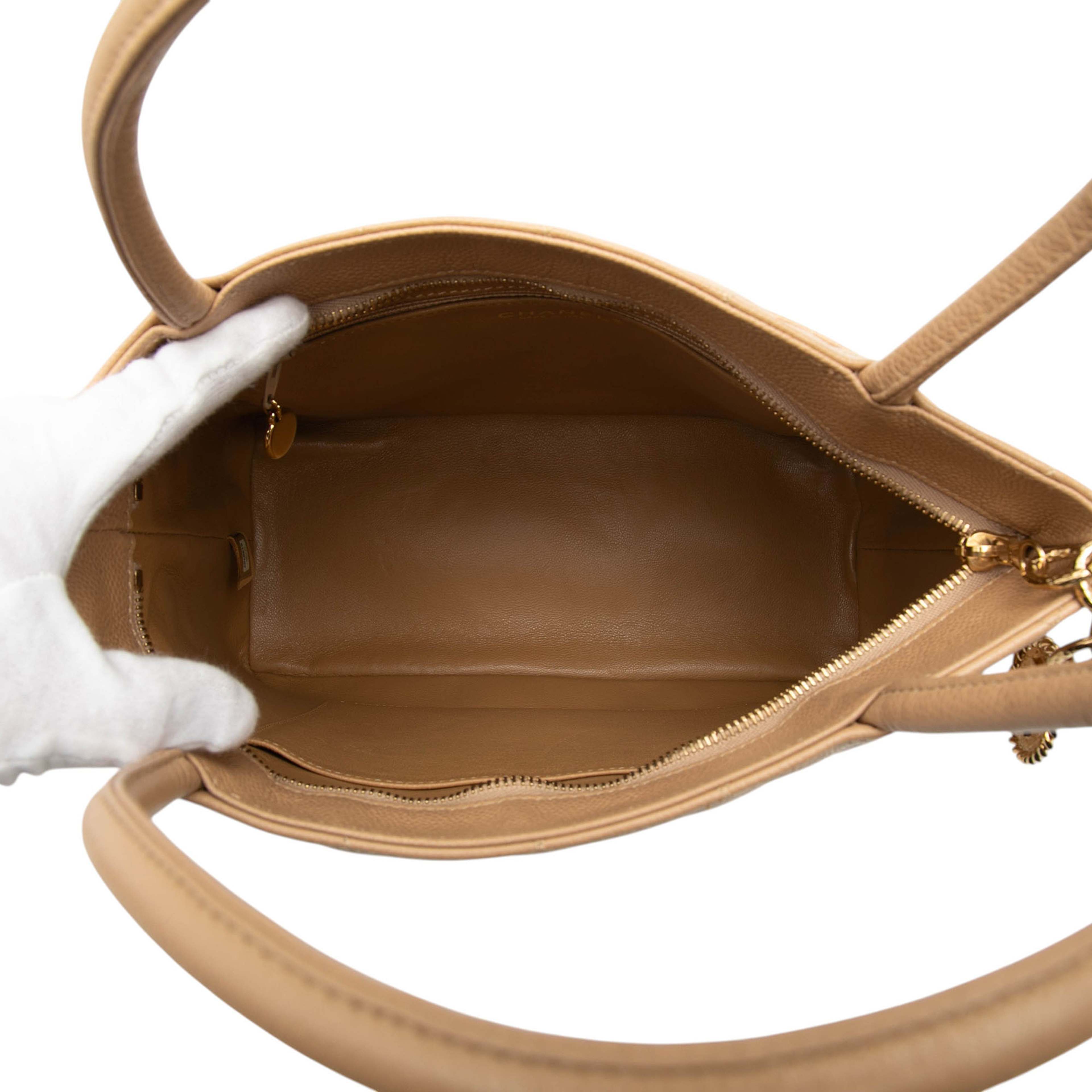 Chanel Caviar Medallion Tote, från Luxclusif, i färgen nude. Klicka för att öppna bilden i stort format