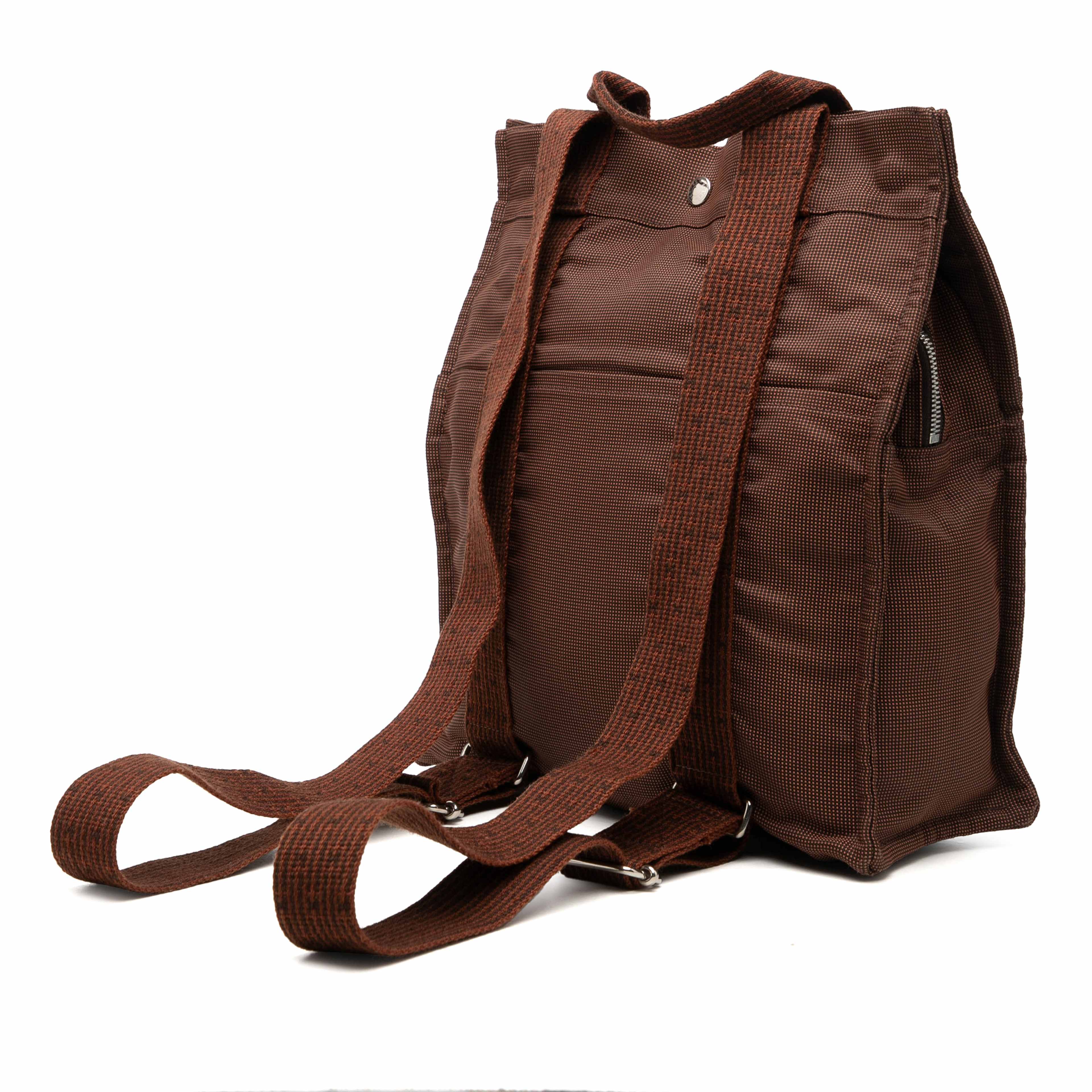 Hermès Canvas Herline Backpack Mm, från Luxclusif, i färgen brun. Klicka för att öppna bilden i stort format
