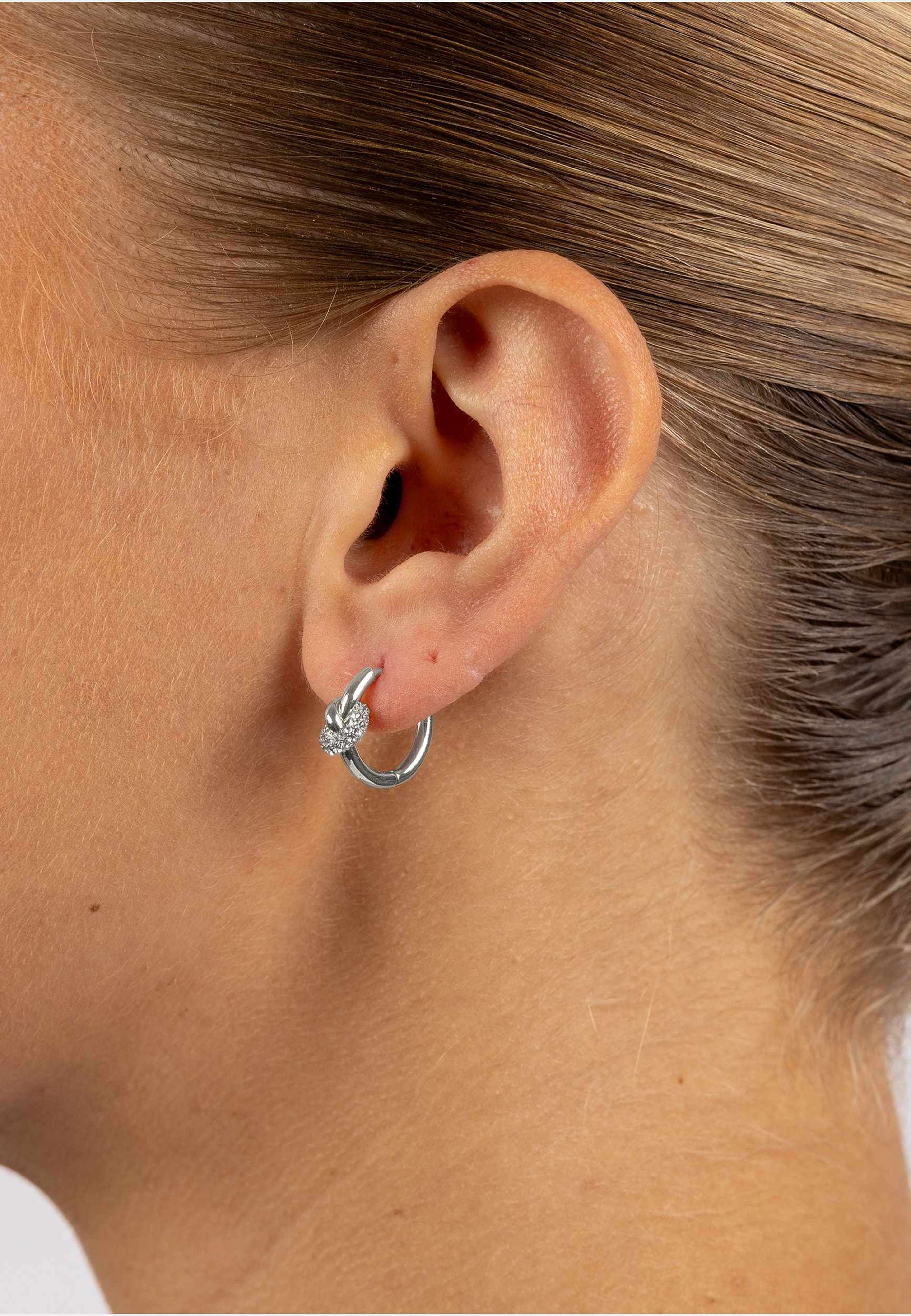Everly Small Knot Crystal Ring Ear 15mm, från SNÖ of Sweden, i färgen s/clear. Klicka för att öppna bilden i stort format