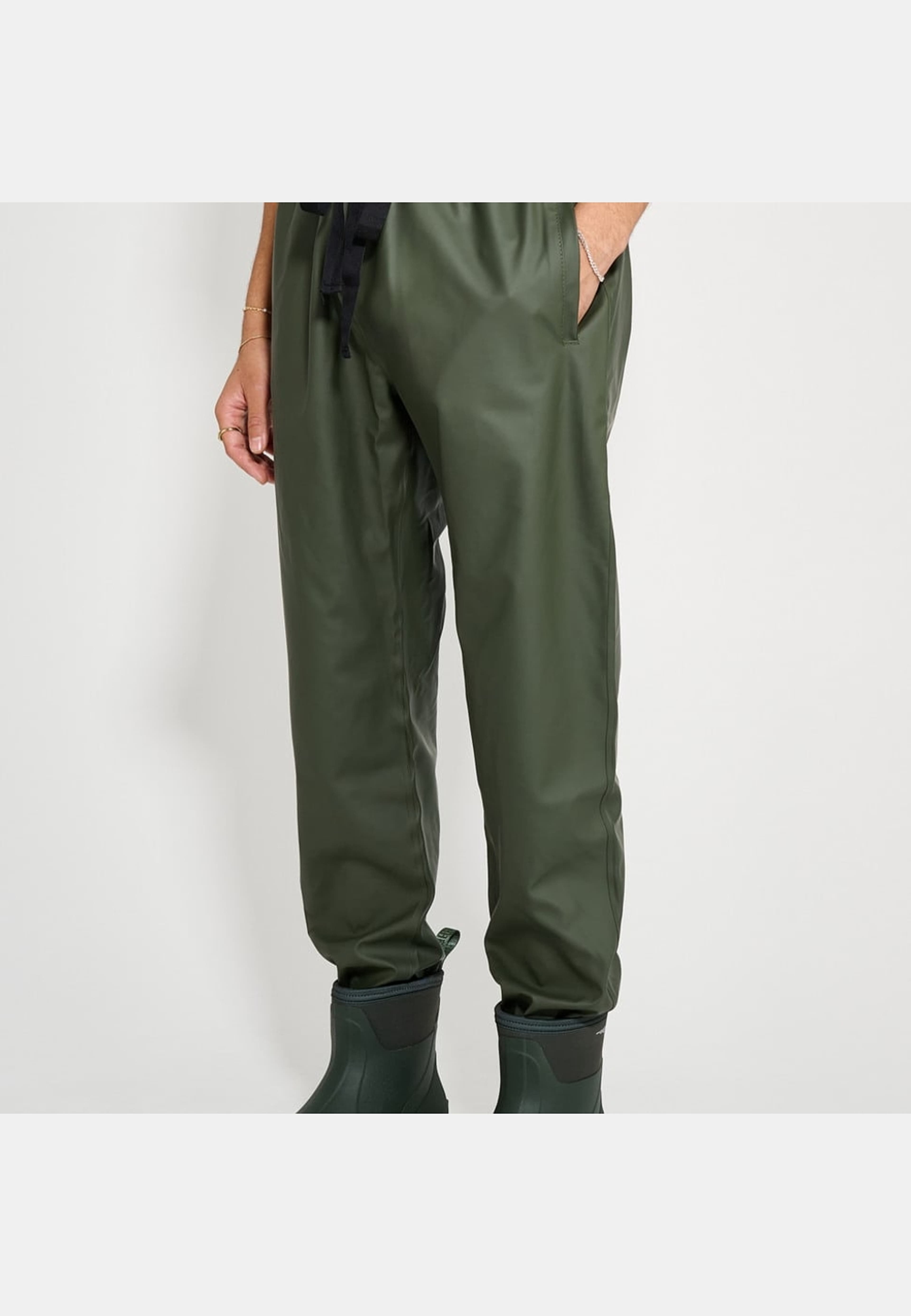 Vanadis Trousers, från Stutterheim, i färgen green. Klicka för att öppna bilden i stort format