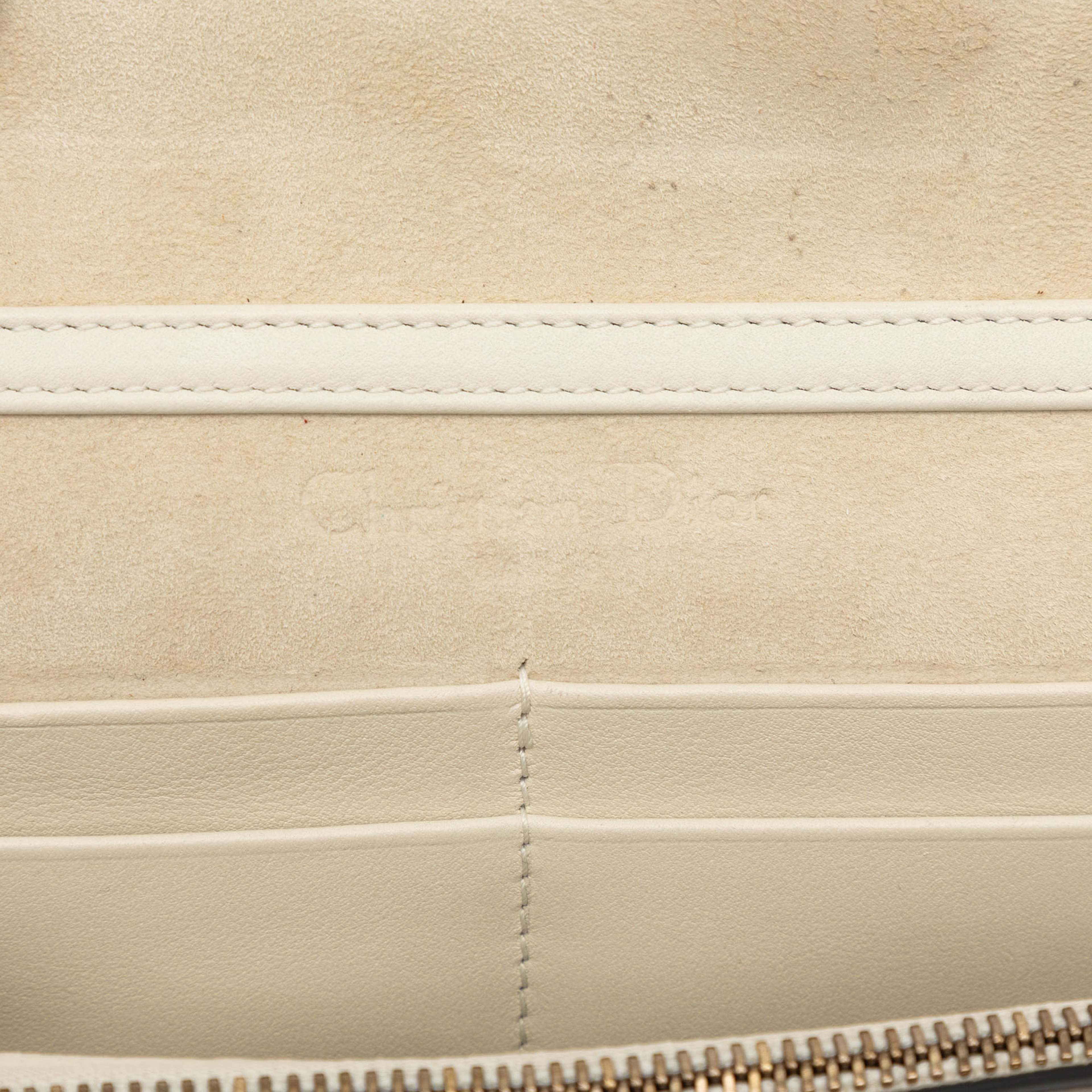 Dior Stars Printed Calfskin Wallet On Chain, från Luxclusif, i färgen beige. Klicka för att öppna bilden i stort format
