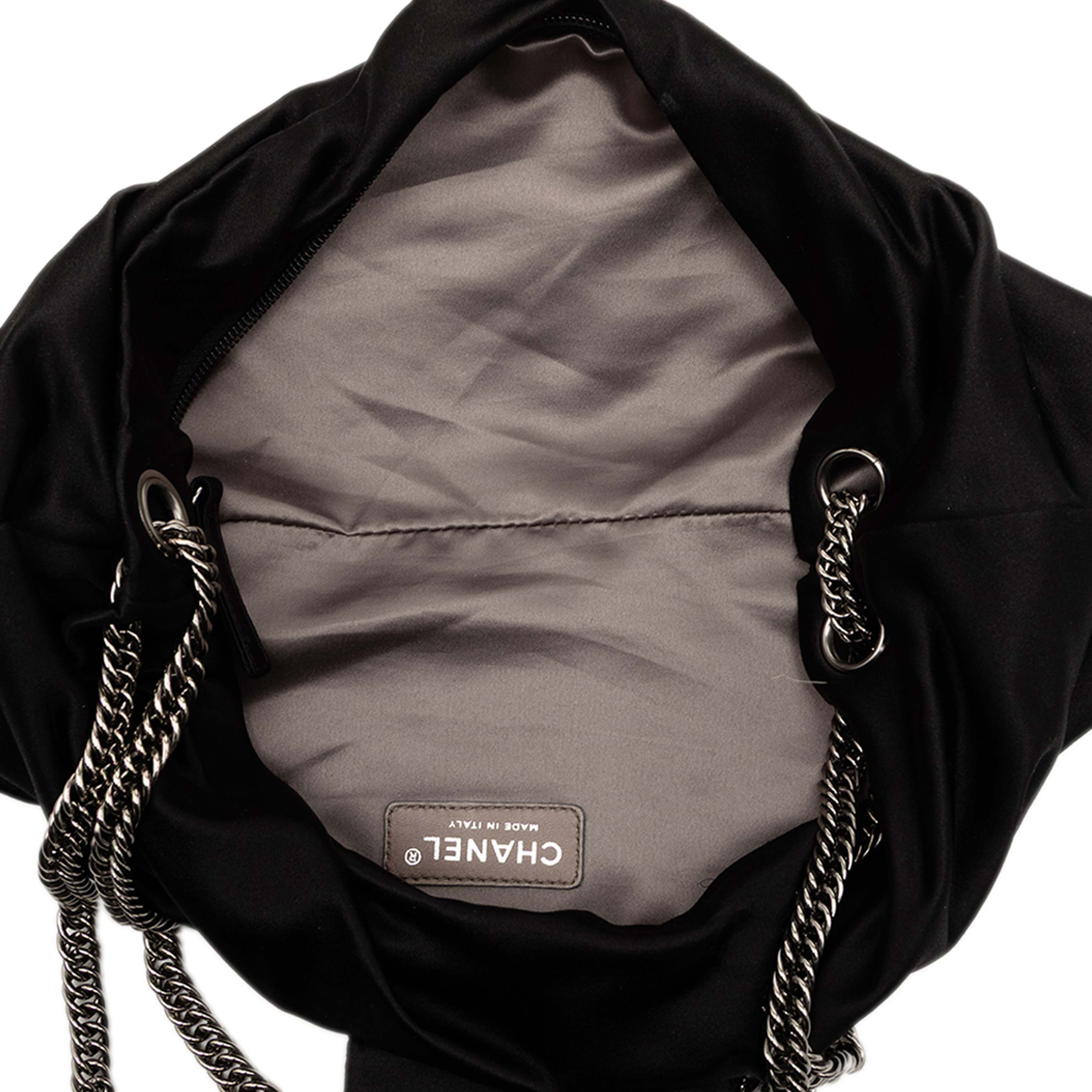 Chanel Medium Satin Bow Mademoiselle Shoulder Bag, från Luxclusif, i färgen black. Klicka för att öppna bilden i stort format