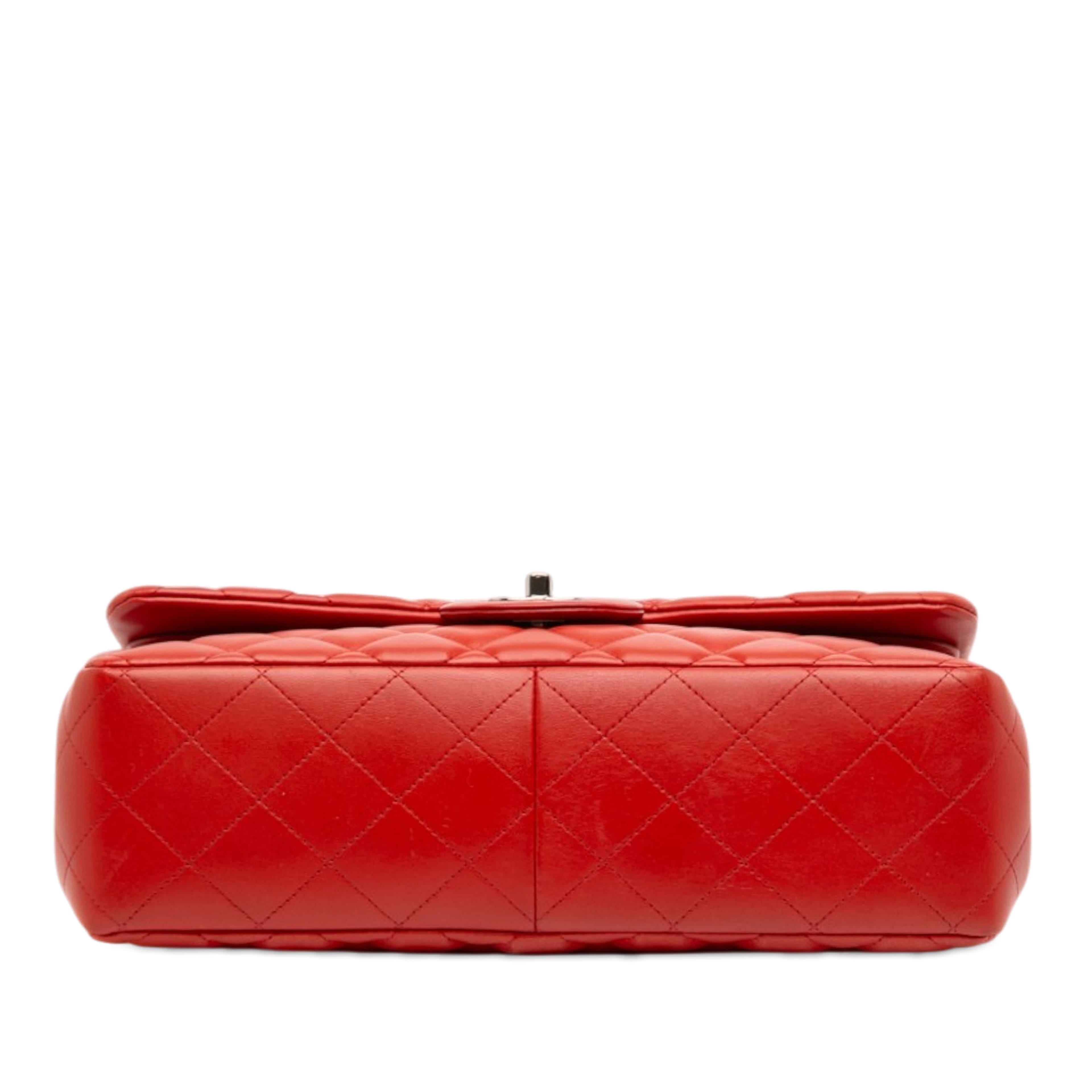 Chanel Jumbo Classic Lambskin Double Flap, från Luxclusif, i färgen red. Klicka för att öppna bilden i stort format