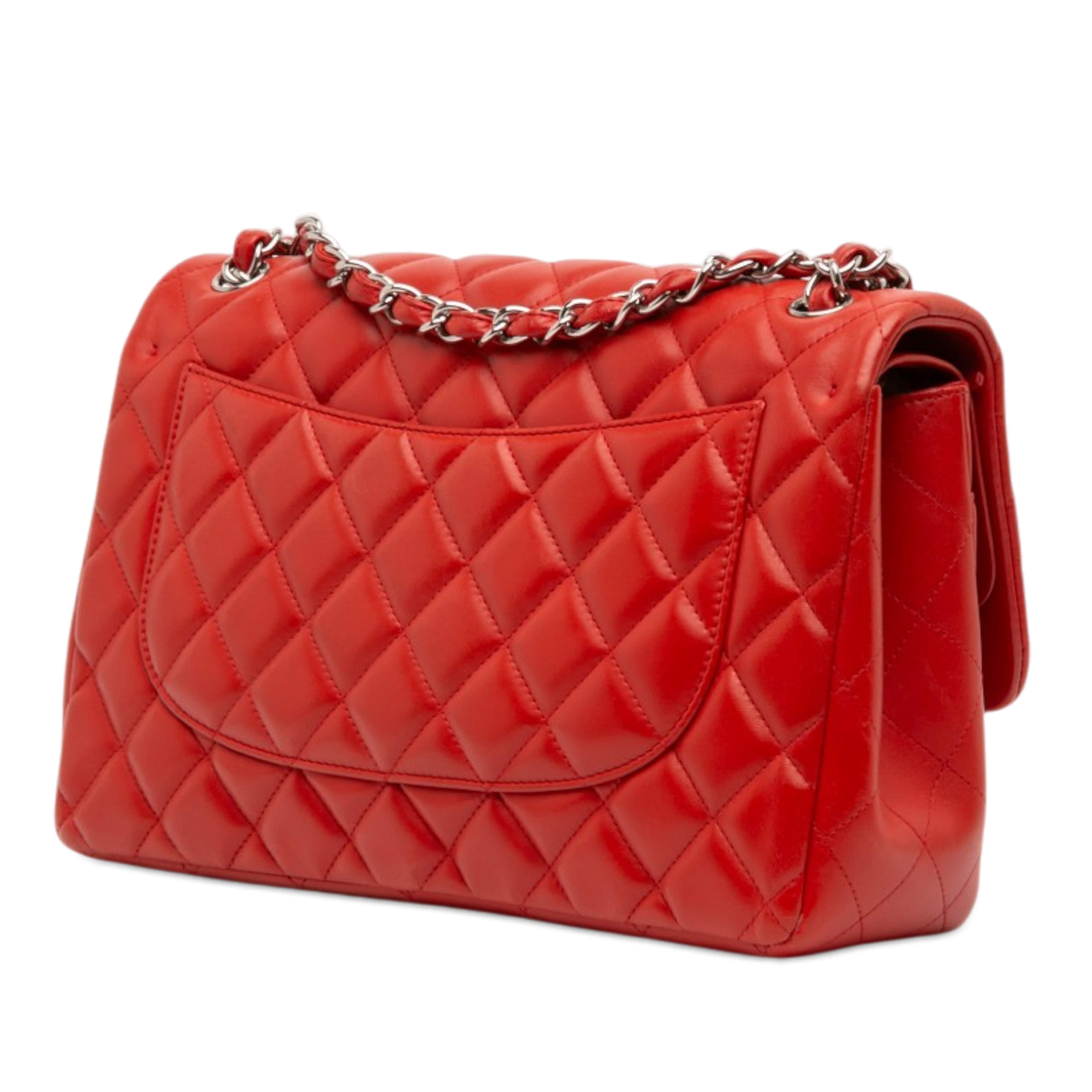 Chanel Jumbo Classic Lambskin Double Flap, från Luxclusif, i färgen röd. Klicka för att öppna bilden i stort format
