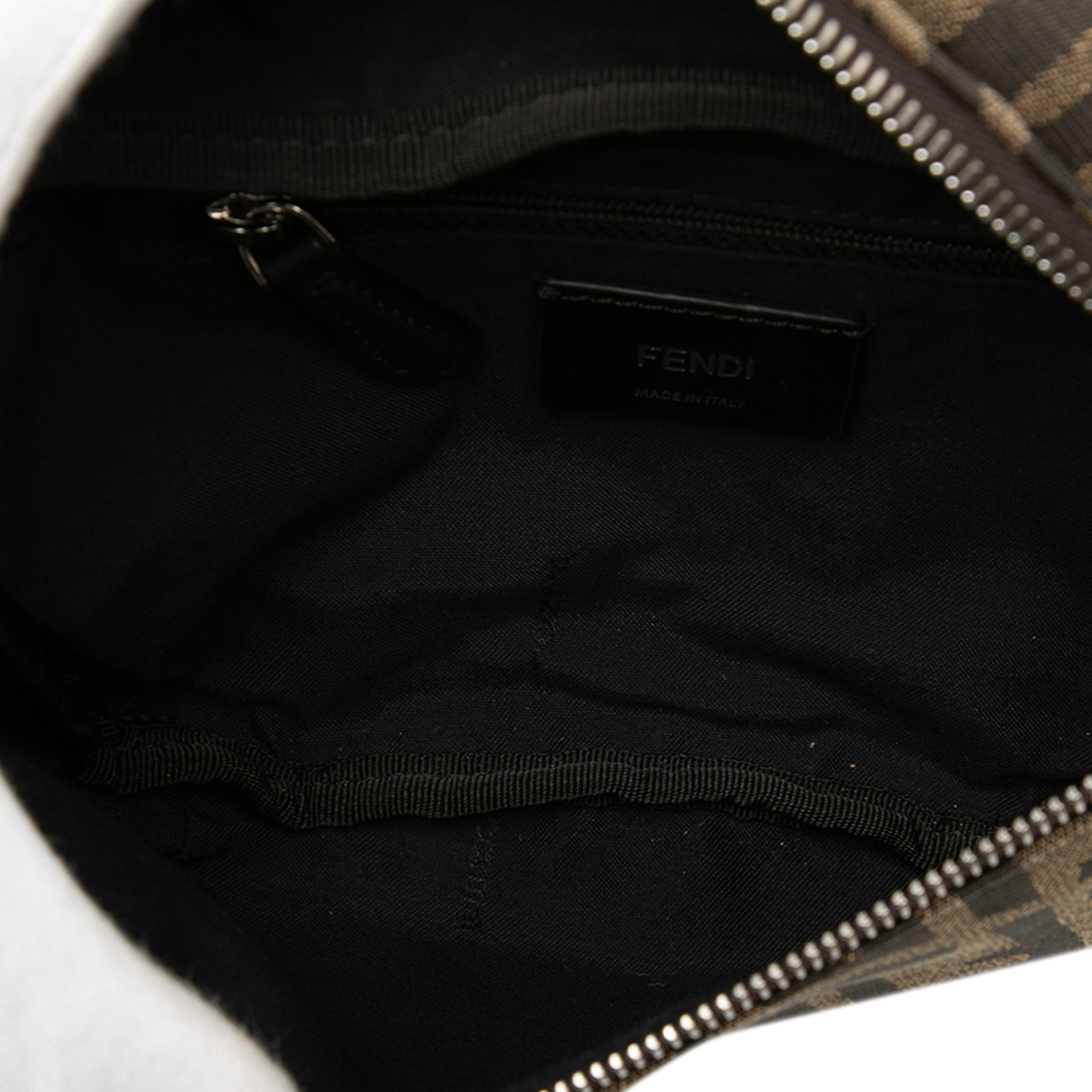 Fendi Zucchino Canvas Belt Bag, från Luxclusif, i färgen beige. Klicka för att öppna bilden i stort format