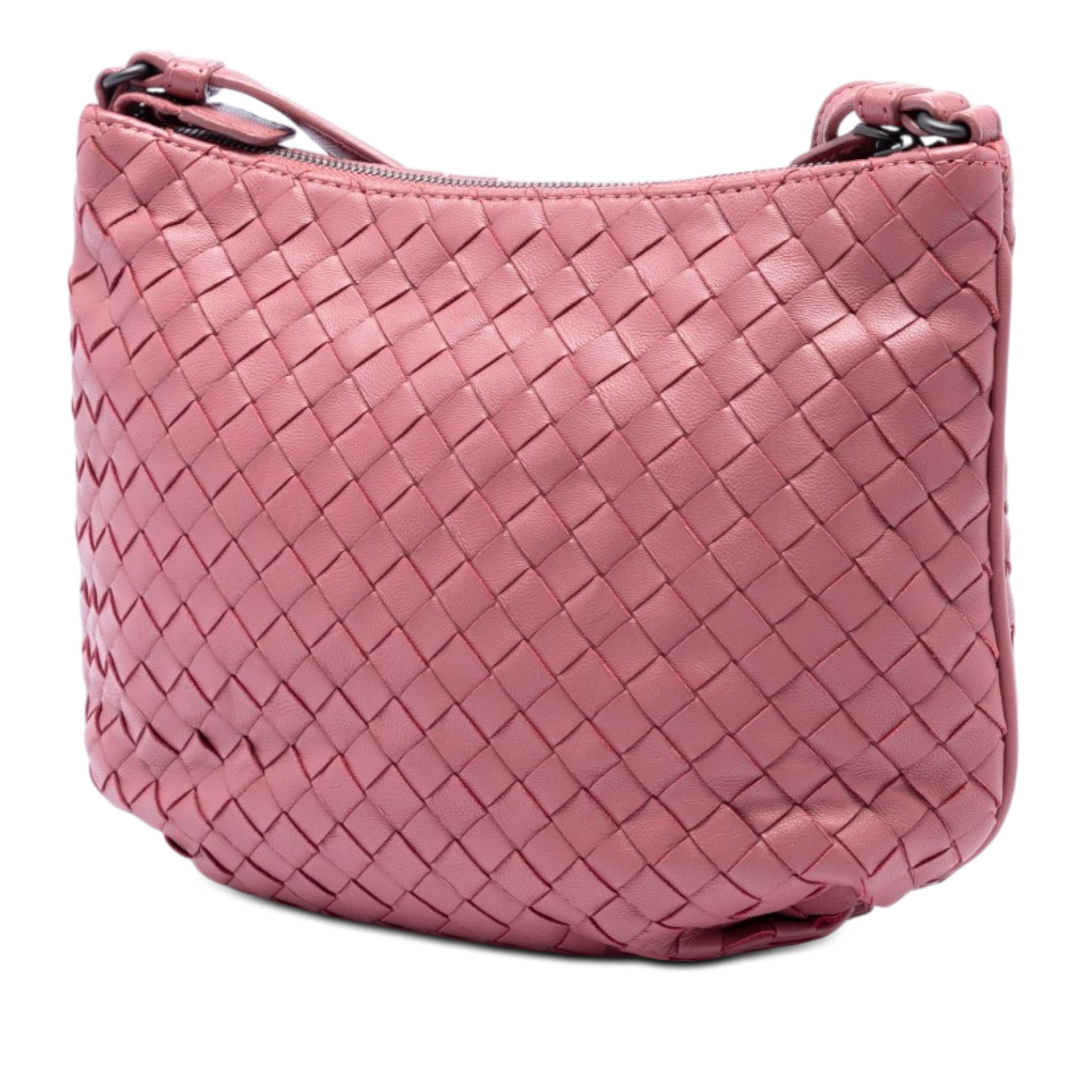 Bottega Veneta Nappa Intrecciato Crossbody, från Luxclusif, i färgen rosa. Klicka för att öppna bilden i stort format