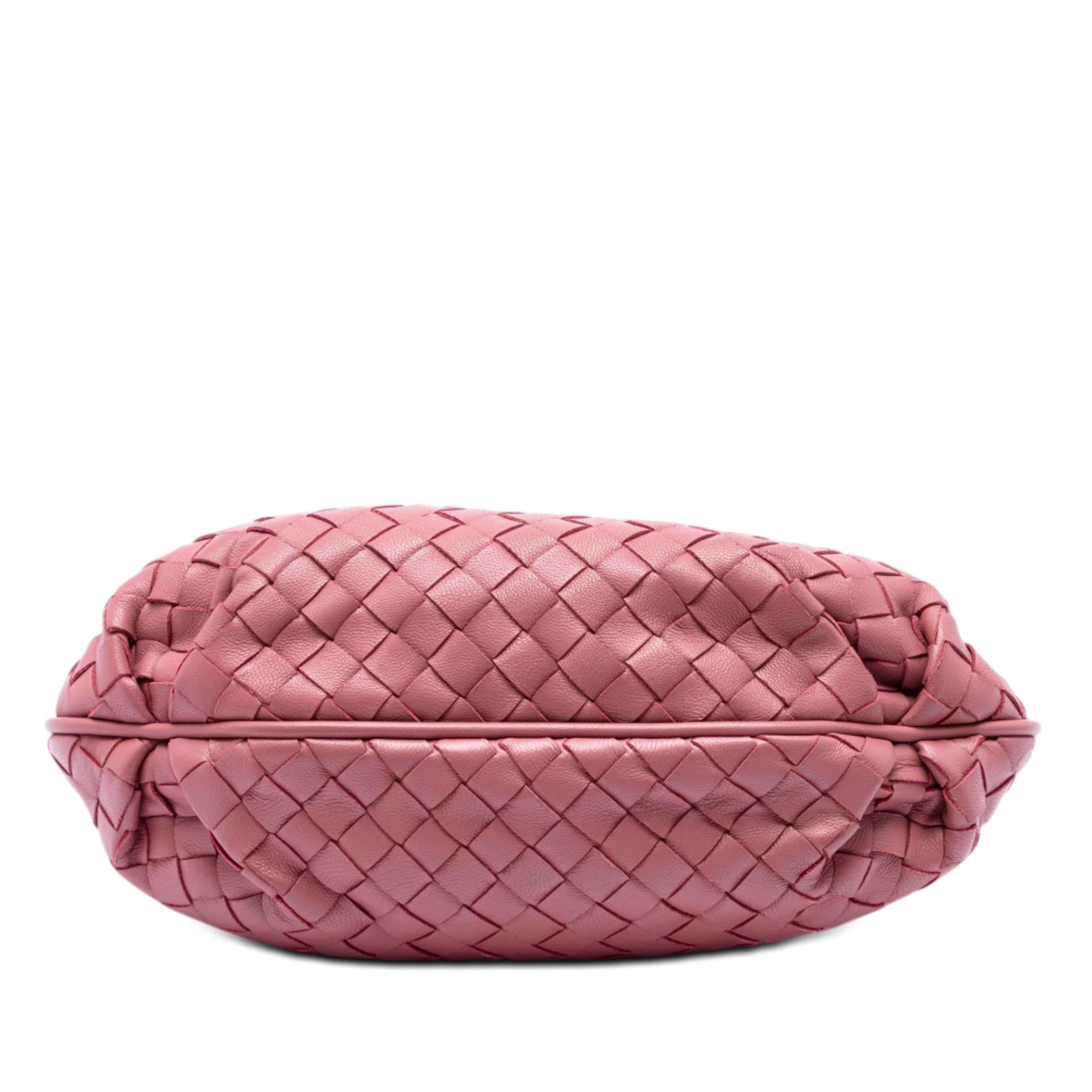 Bottega Veneta Nappa Intrecciato Crossbody, från Luxclusif, i färgen rosa. Klicka för att öppna bilden i stort format