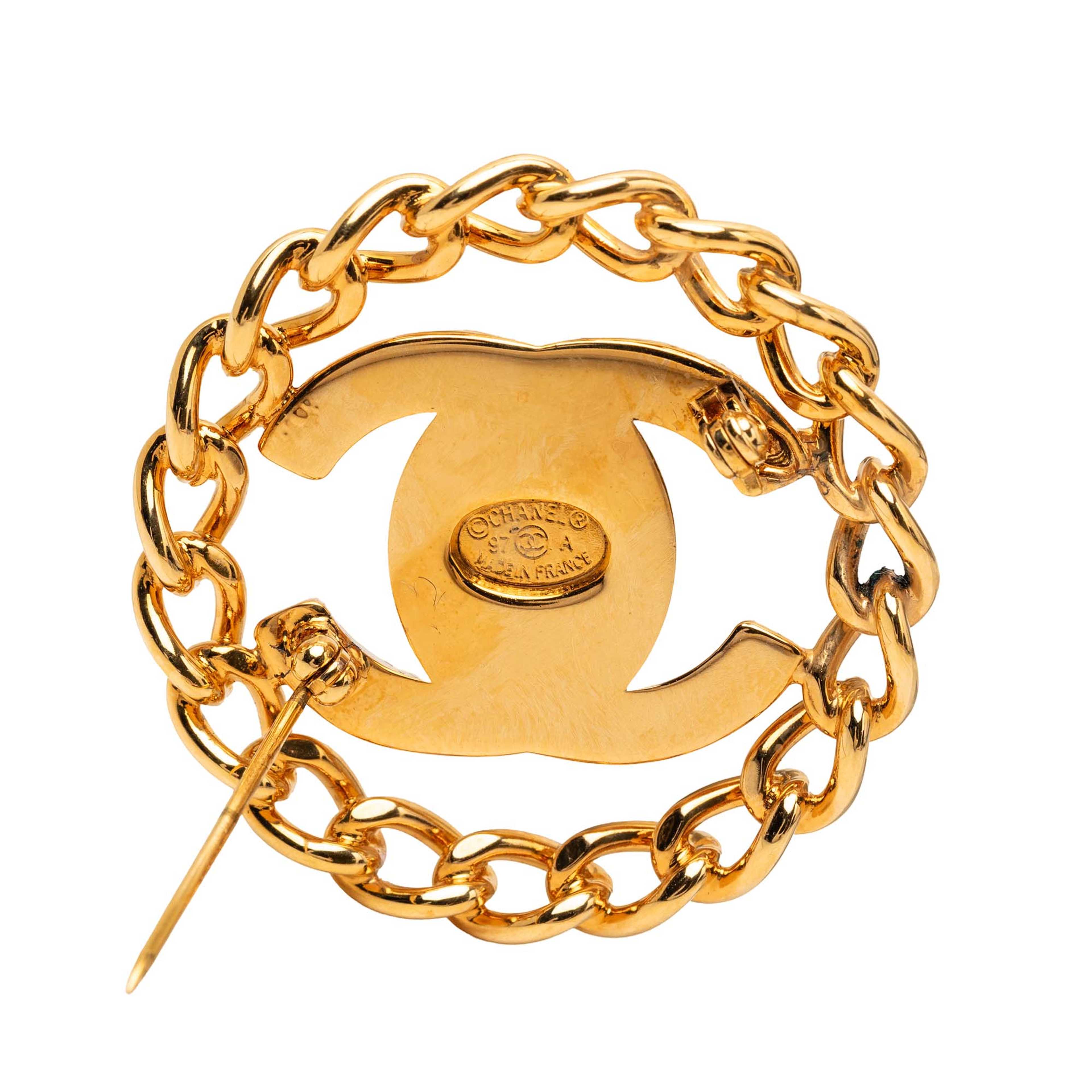 Chanel Cc Gold Plated Turn Lock Chain Round Brooch, från Luxclusif, i färgen guld. Klicka för att öppna bilden i stort format