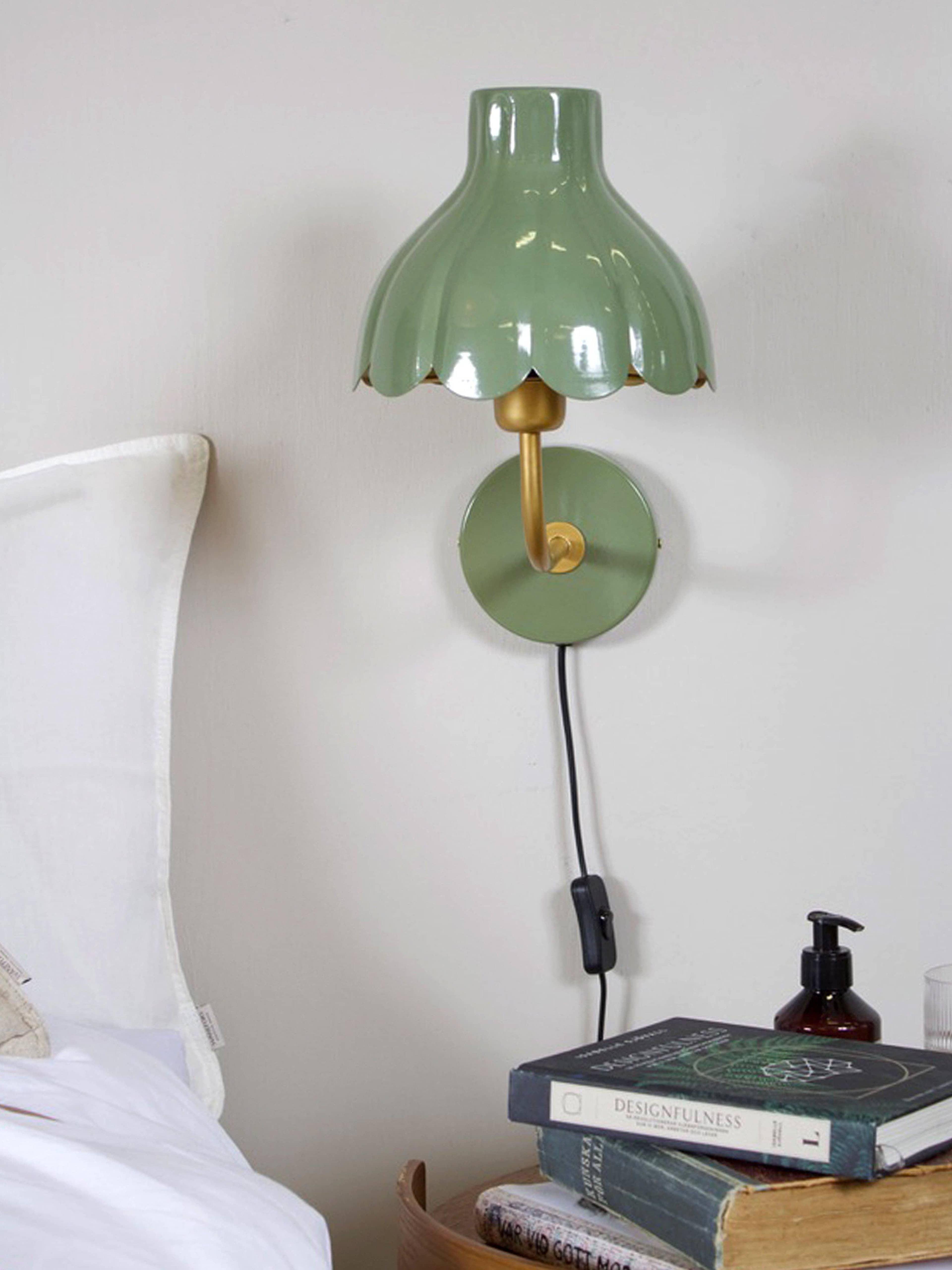 Wells Vägglampa, från PR Home, i färgen green.