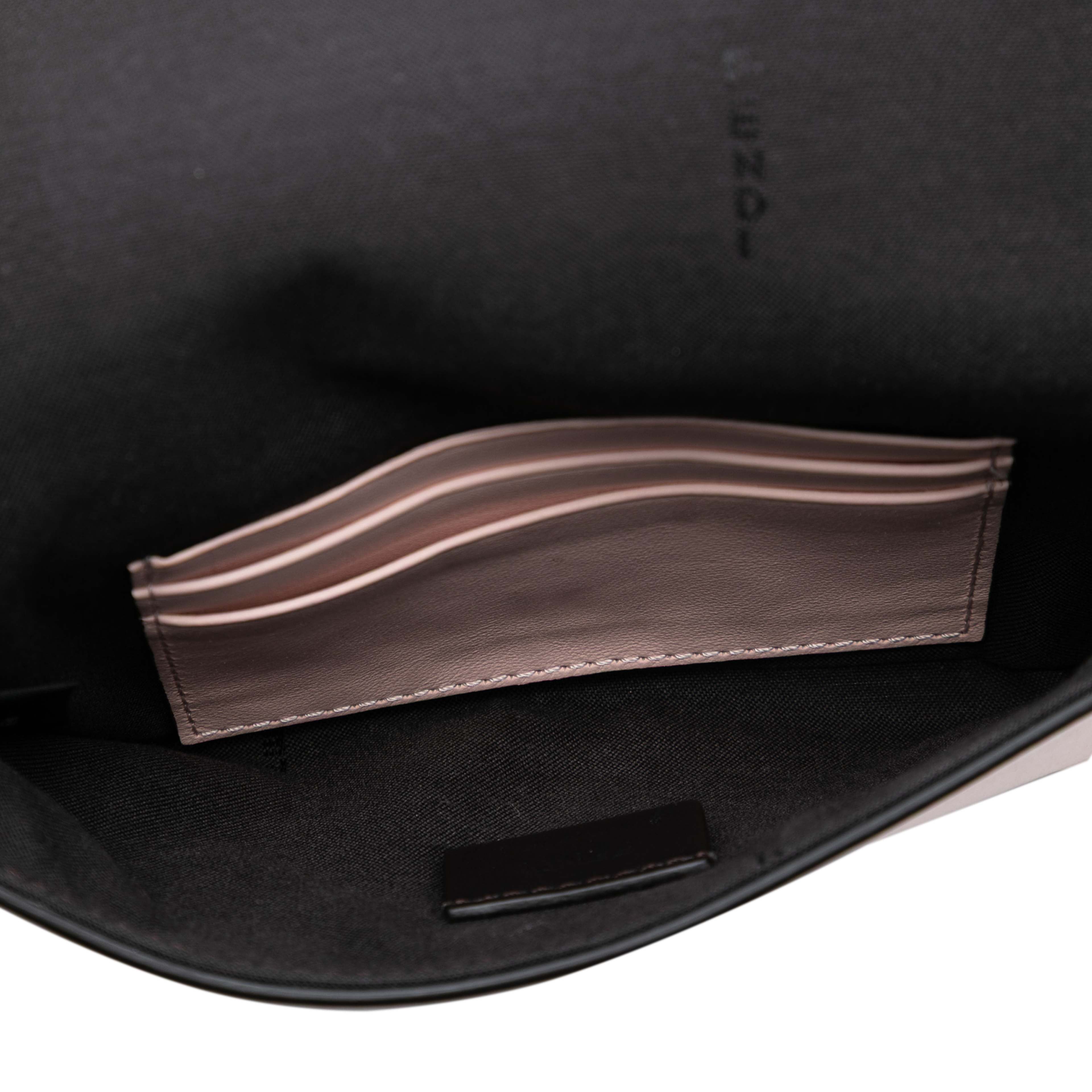 Fendi Leather Duo Baguette Crossbody, från Luxclusif, i färgen light pink. Klicka för att öppna bilden i stort format