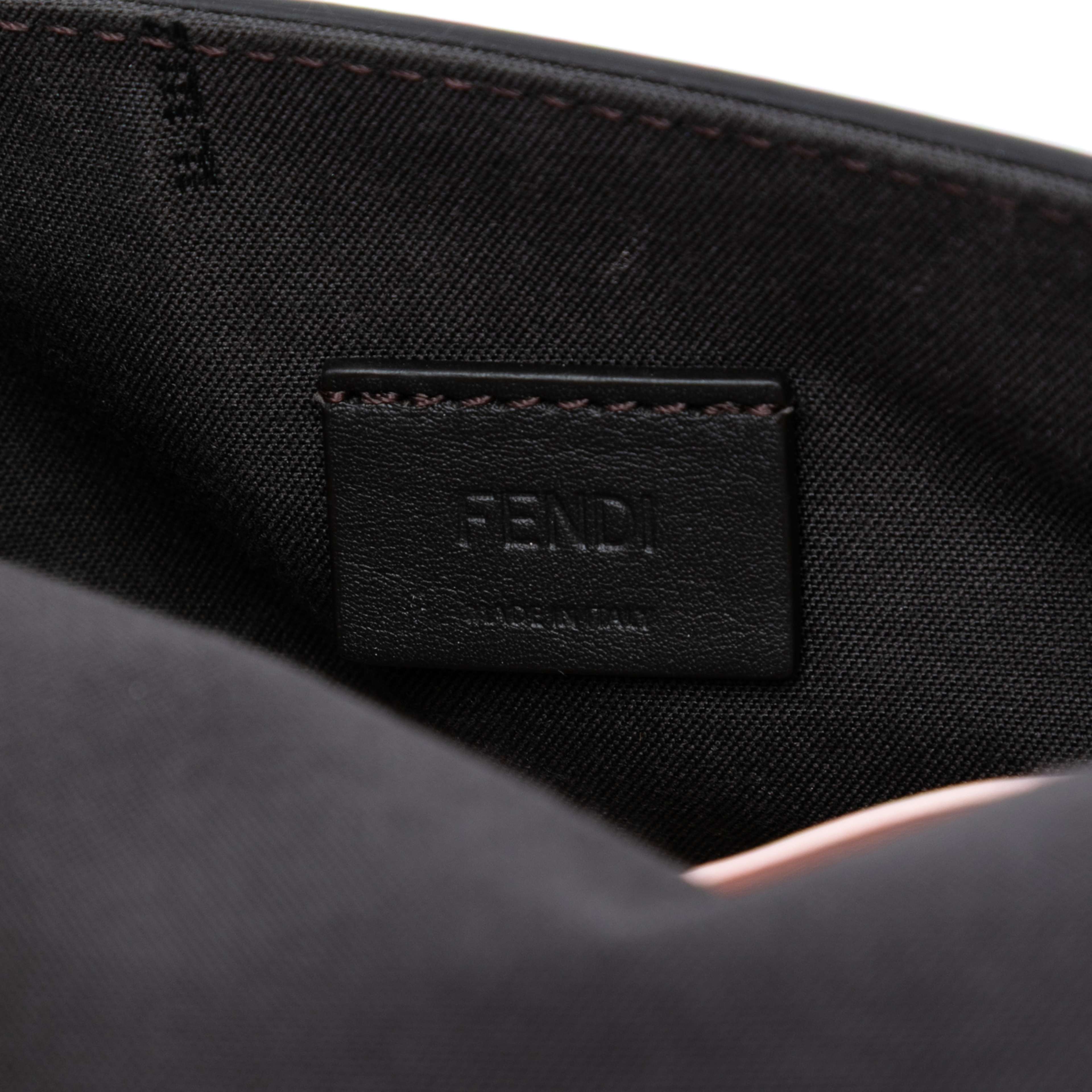 Fendi Leather Duo Baguette Crossbody, från Luxclusif, i färgen light pink. Klicka för att öppna bilden i stort format