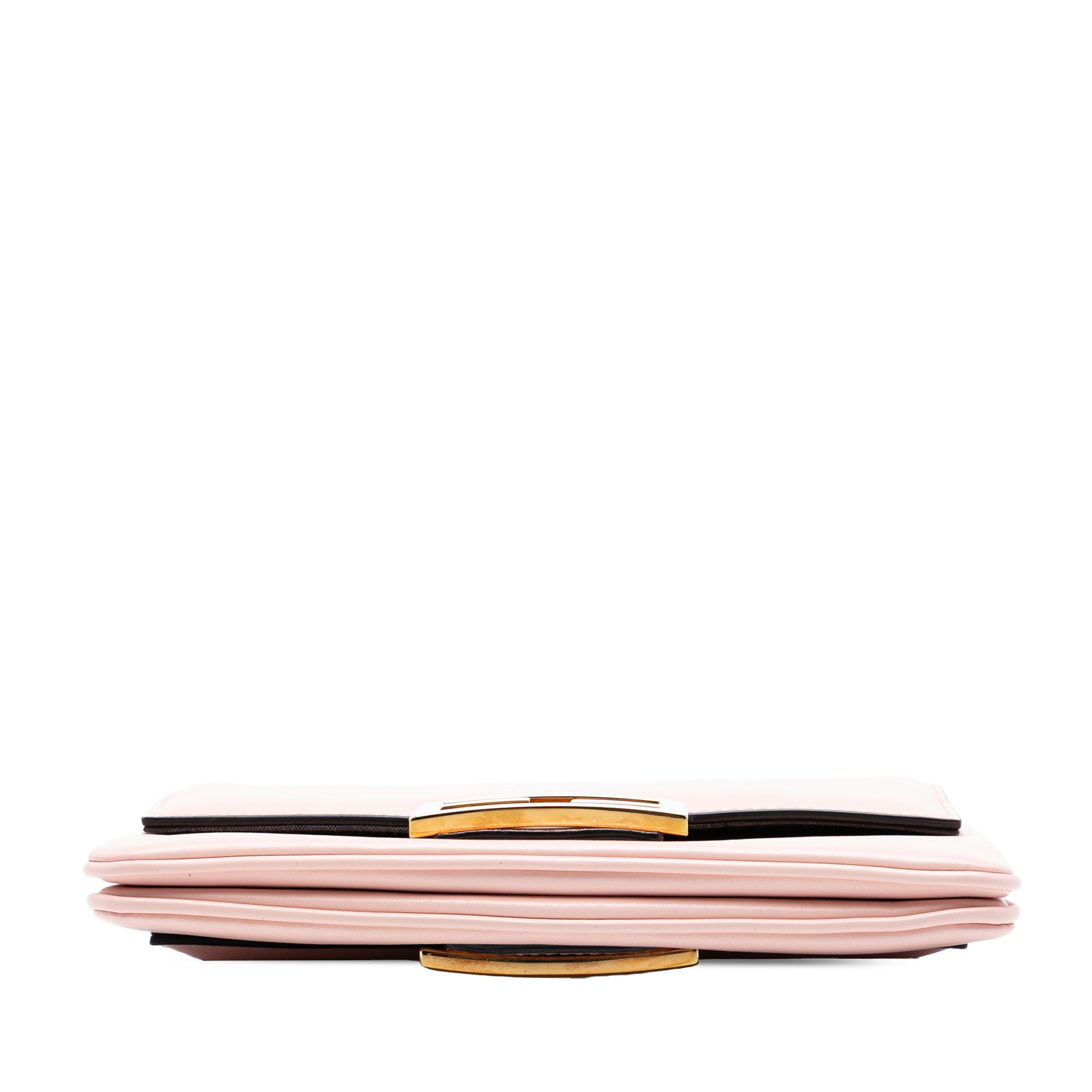 Fendi Leather Duo Baguette Crossbody, från Luxclusif, i färgen light pink. Klicka för att öppna bilden i stort format