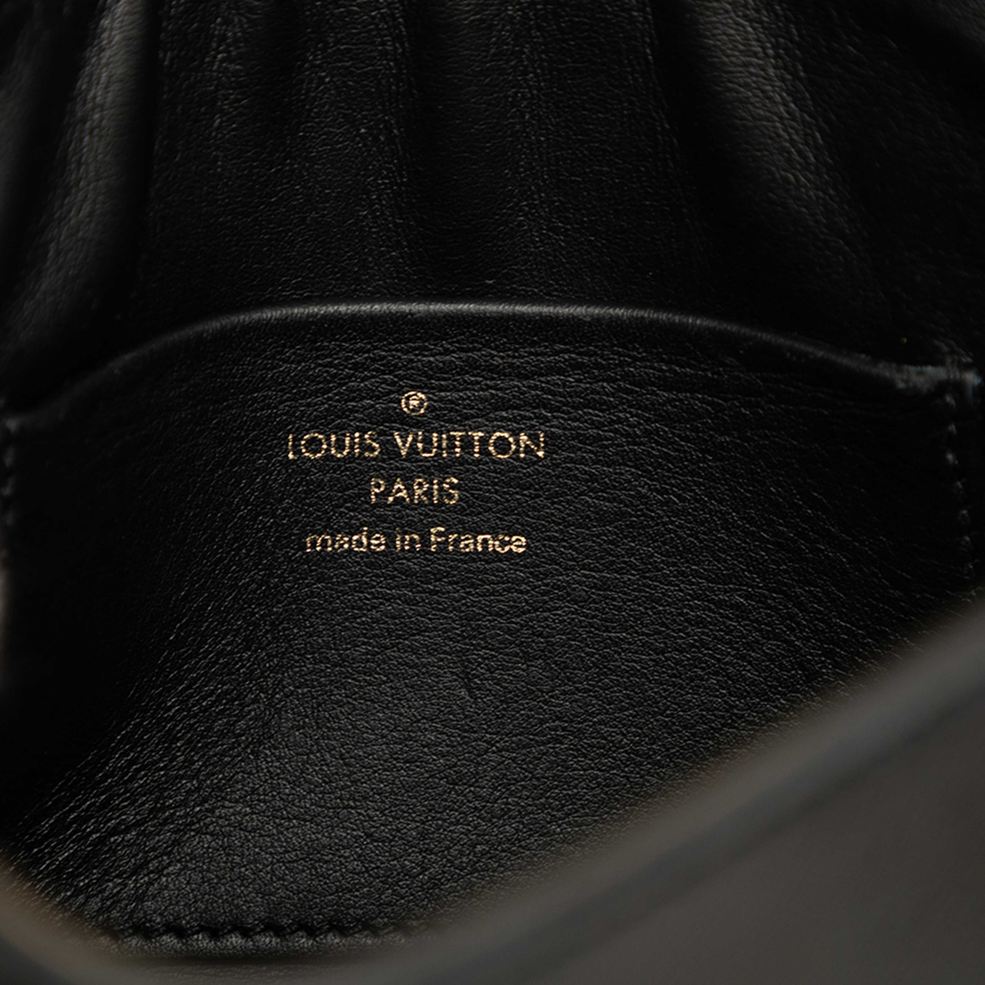 Louis Vuitton Calfskin Thelma Pochette, från Luxclusif, i färgen svart. Klicka för att öppna bilden i stort format