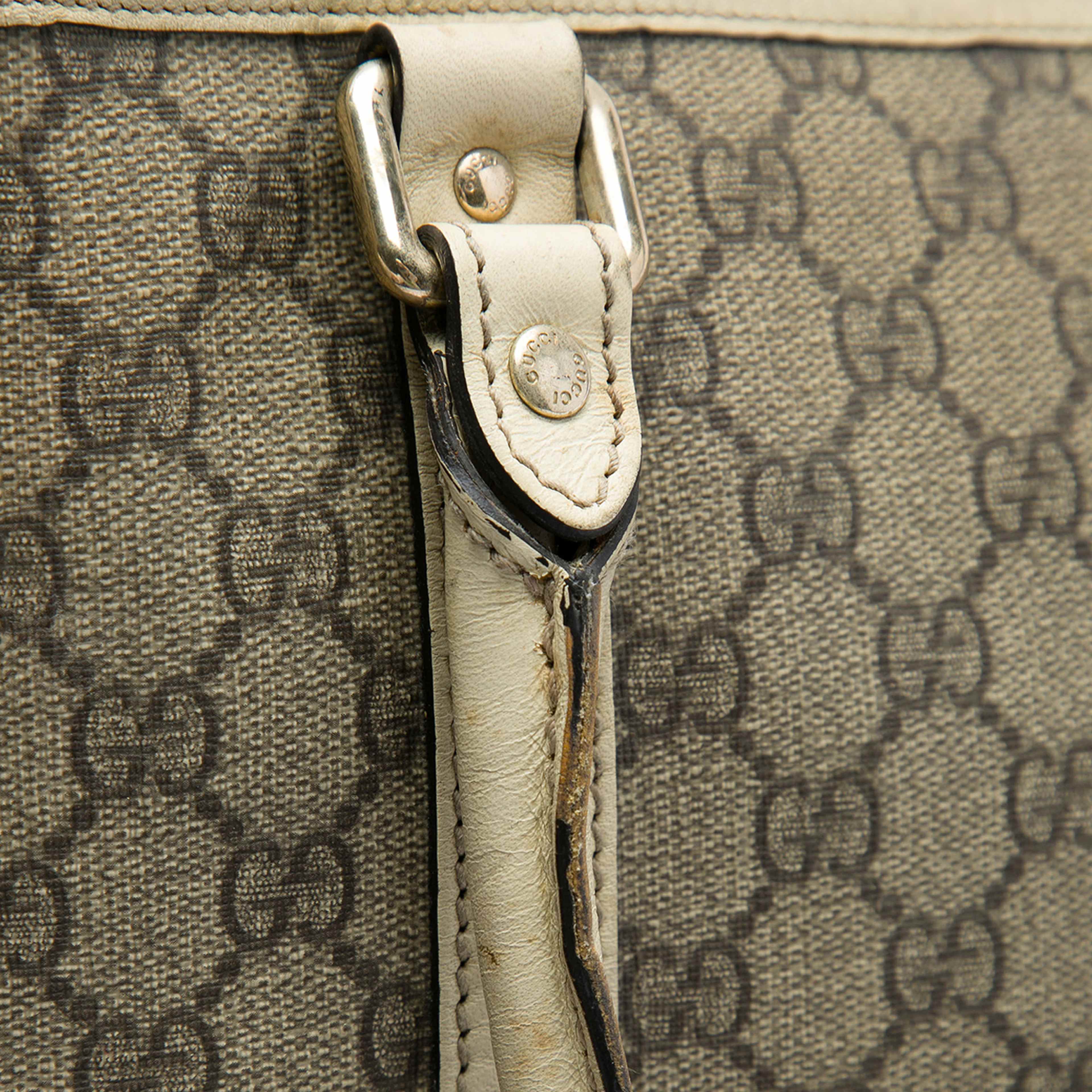 Gucci Gg Supreme Joy Vertical Tote, från Luxclusif, i färgen vit. Klicka för att öppna bilden i stort format