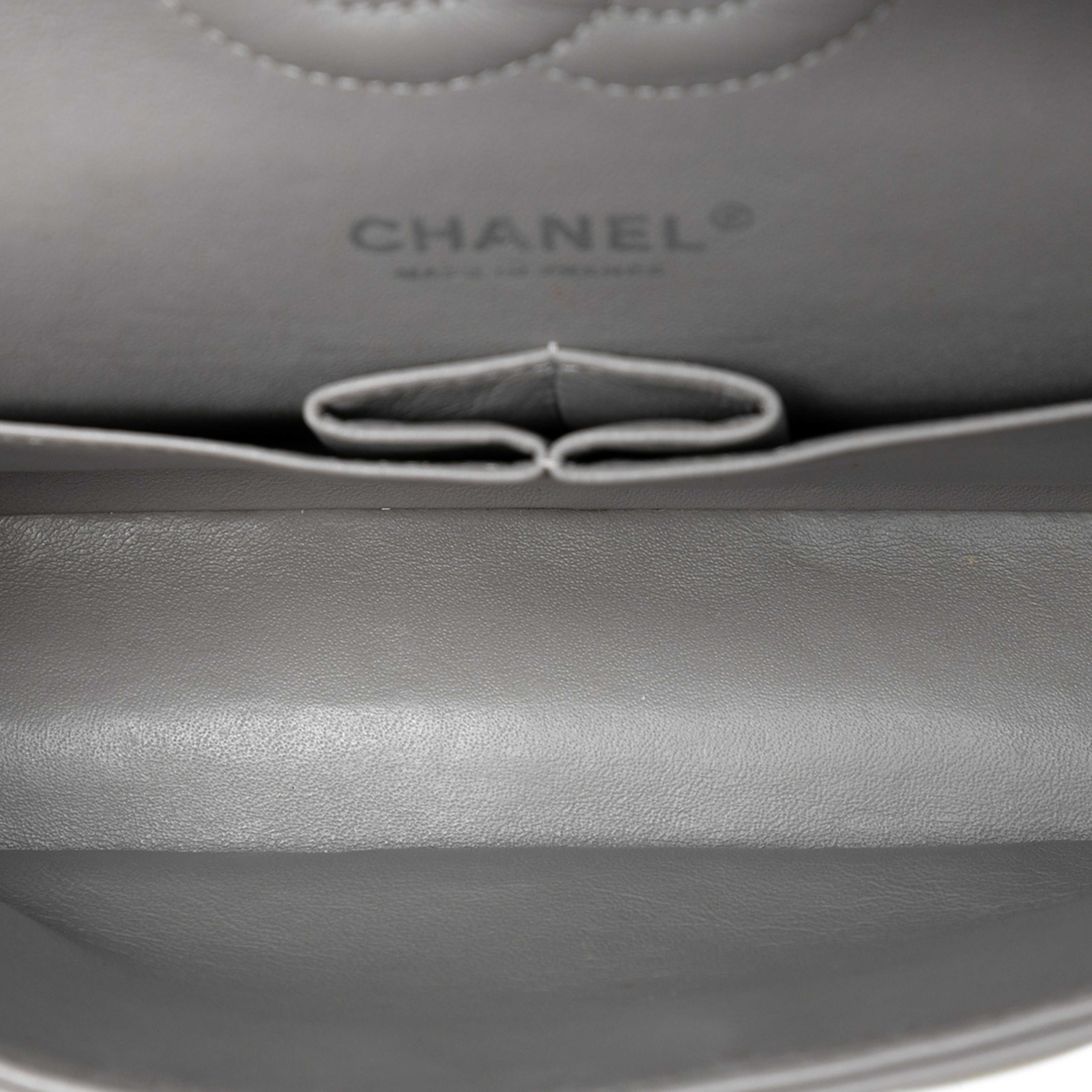 Chanel Medium Classic Striated Patent Double Flap, från Luxclusif, i färgen gold. Klicka för att öppna bilden i stort format