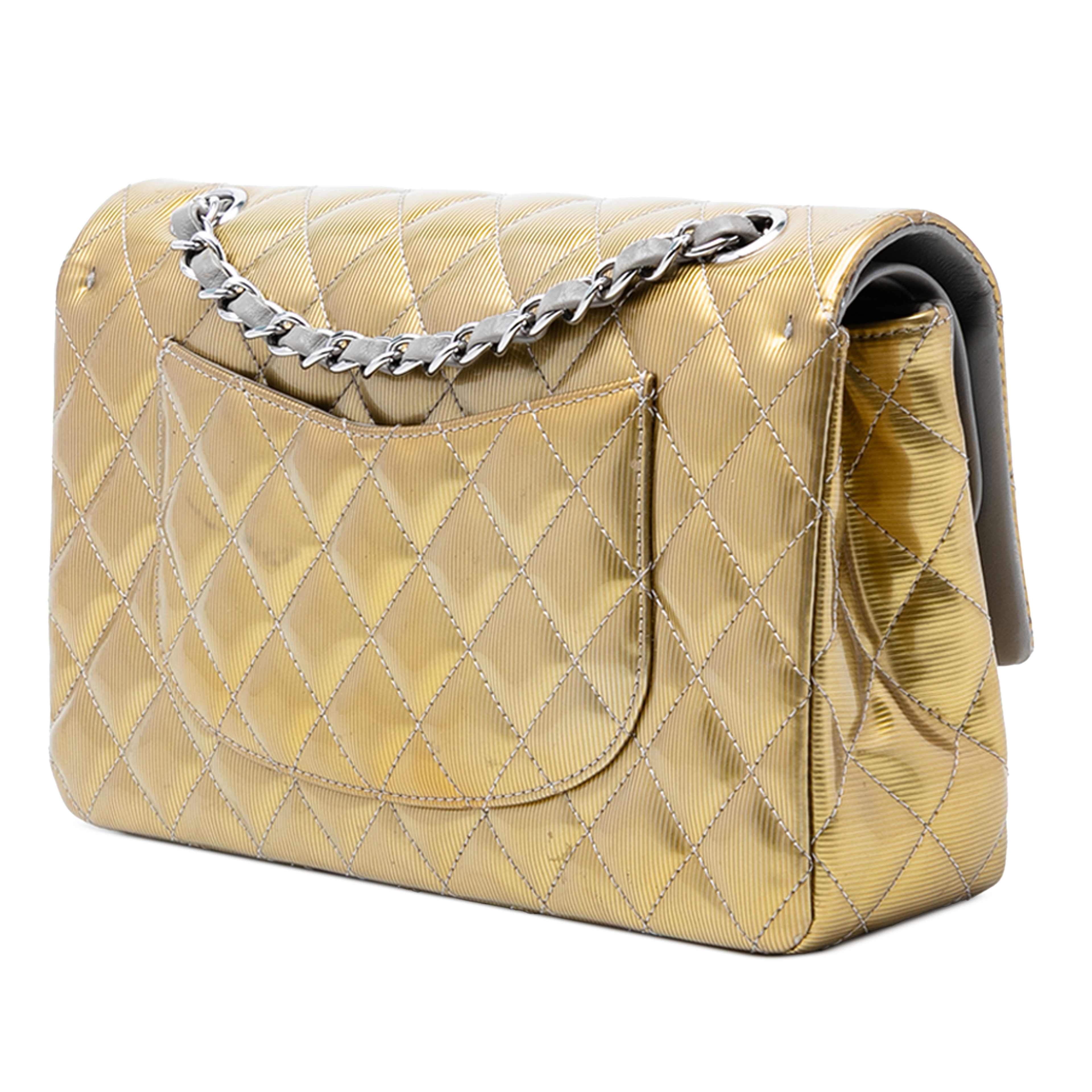 Chanel Medium Classic Striated Patent Double Flap, från Luxclusif, i färgen gold. Klicka för att öppna bilden i stort format