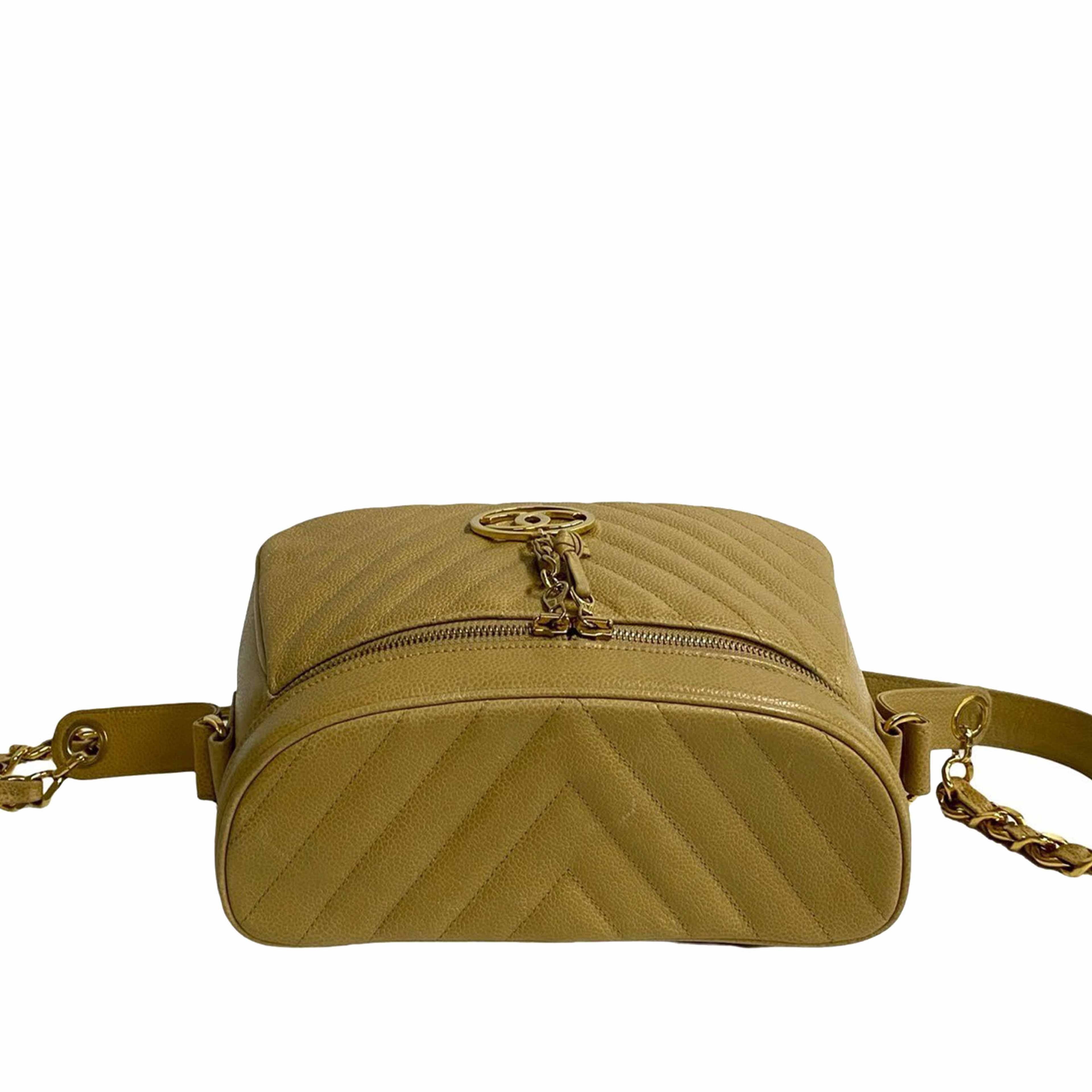 Chanel Cc Chevron Caviar Vanity Case With Chain, från Luxclusif, i färgen beige. Klicka för att öppna bilden i stort format