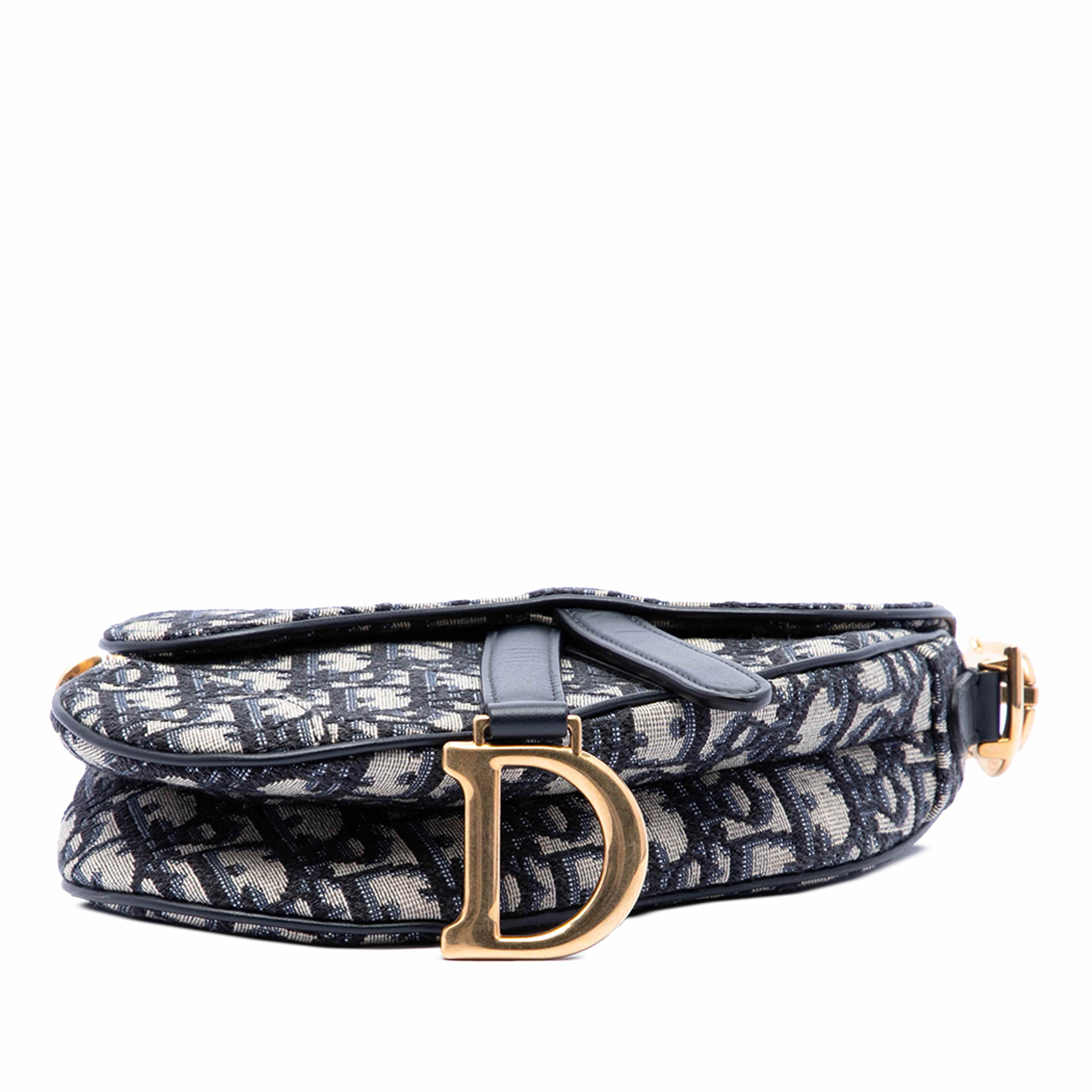 Dior Mini Oblique Canvas Saddle Bag, från Luxclusif, i färgen blå. Klicka för att öppna bilden i stort format