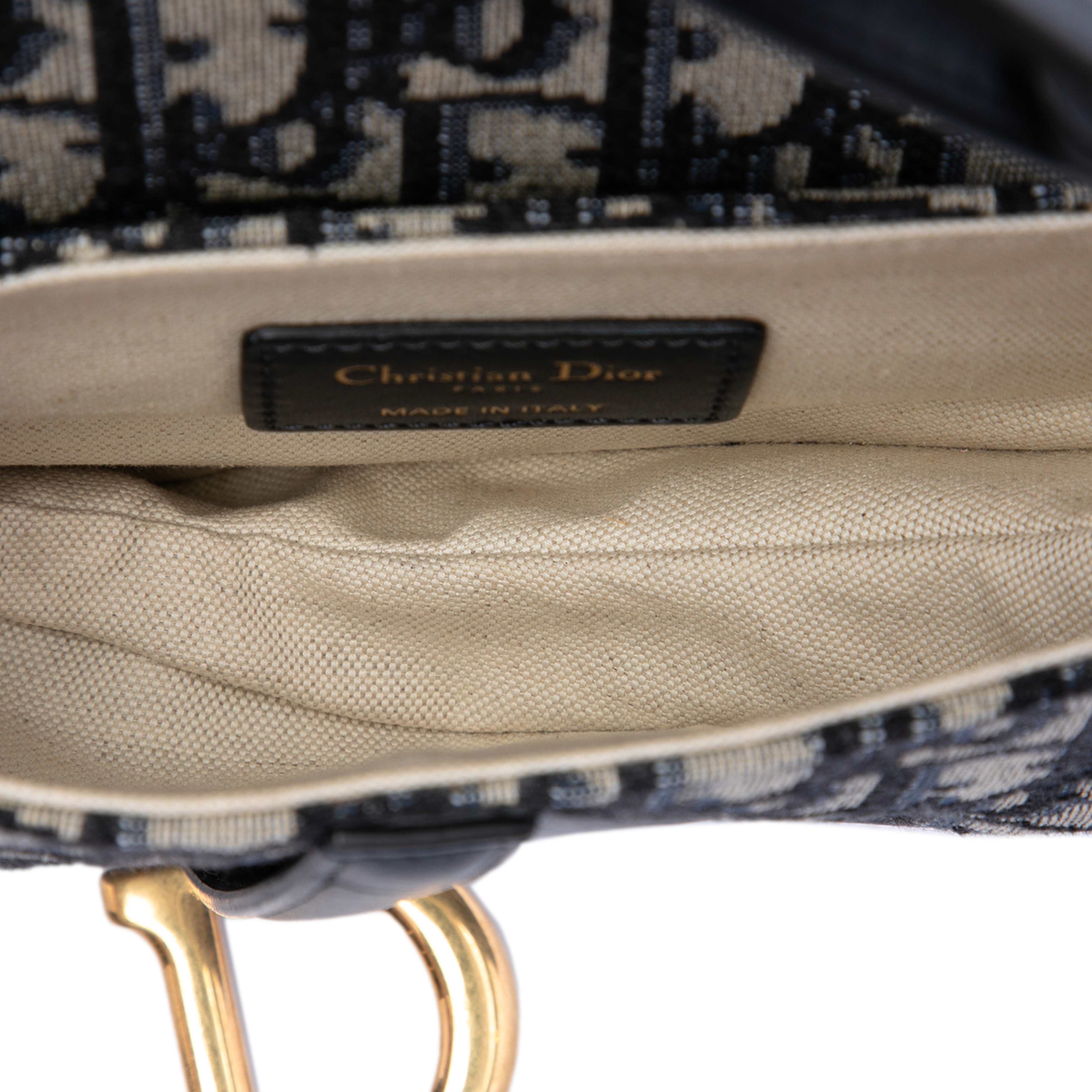 Dior Mini Oblique Canvas Saddle Bag, från Luxclusif, i färgen blå. Klicka för att öppna bilden i stort format